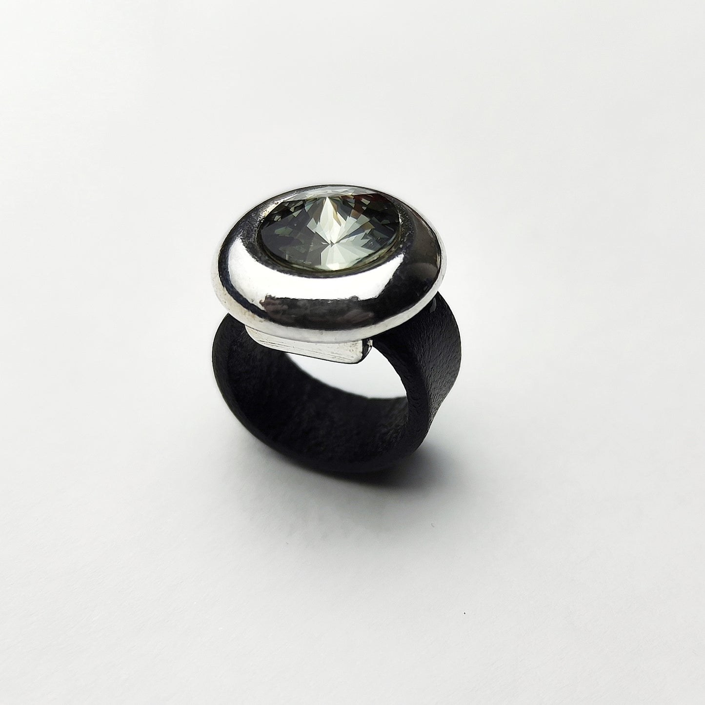 anillo de cuero