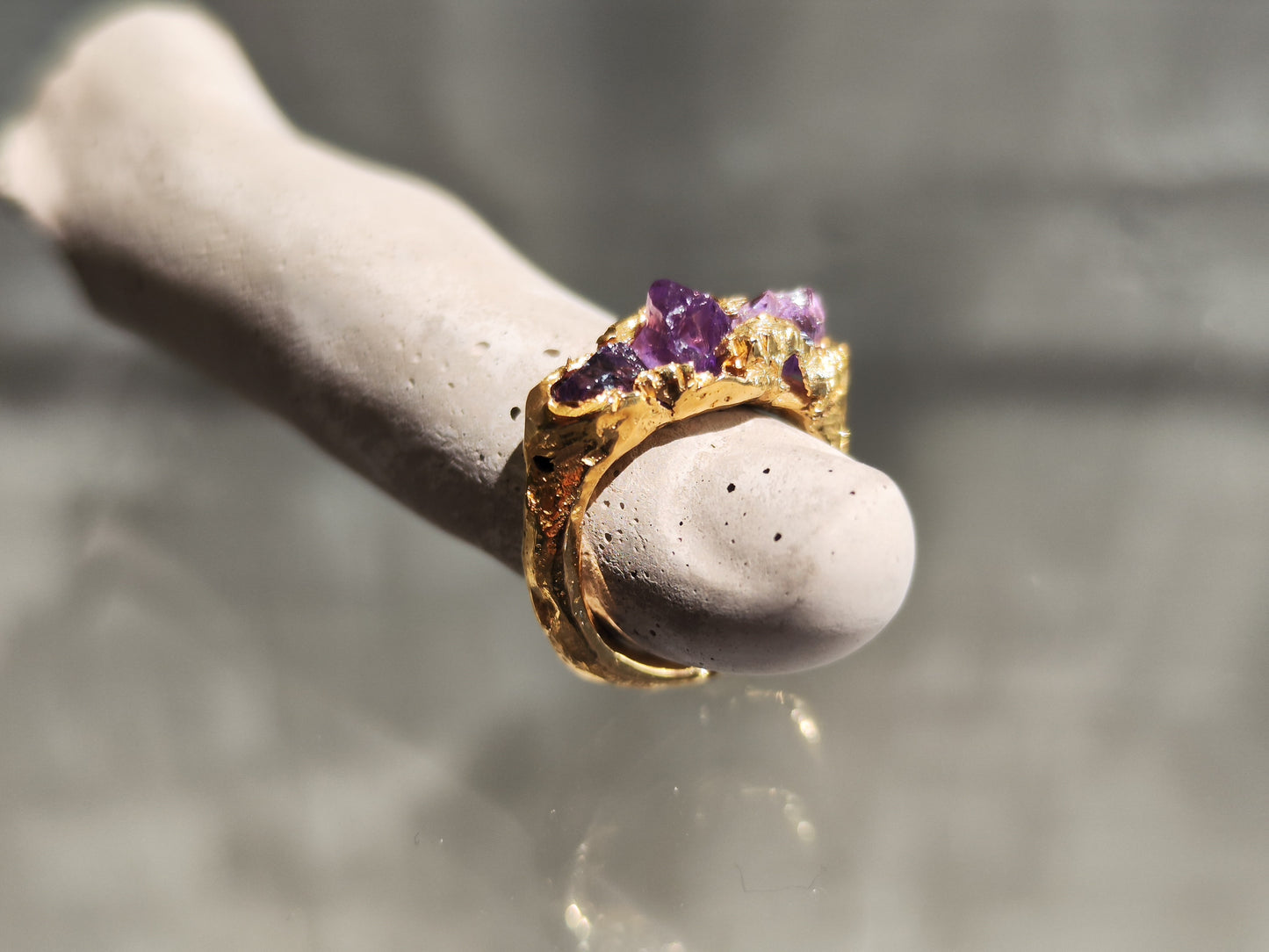 Anillo latón chapado oro y amatista