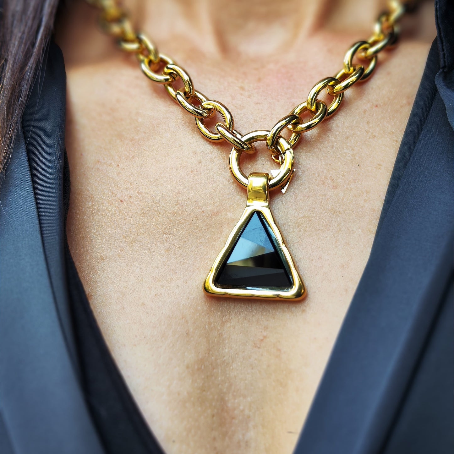 COLLAR DELTA DORADO NEGRO