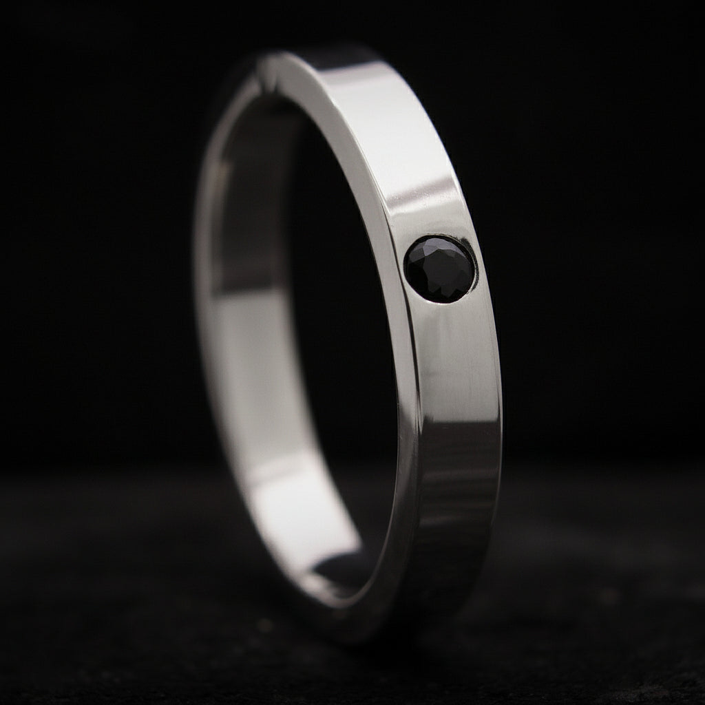 Alianza artesanal para hombre con espinela negra y acabado pulido espejo