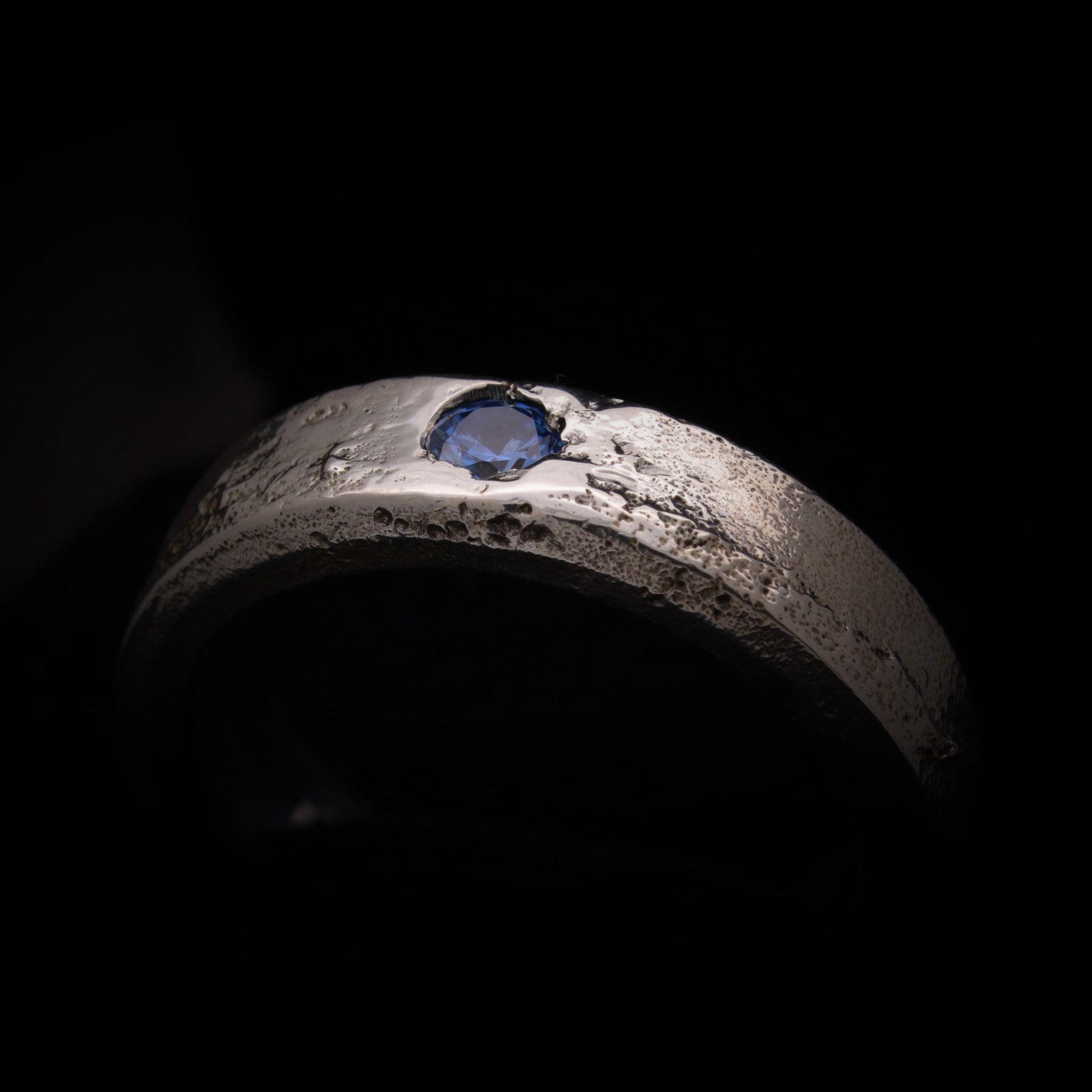 Anillo hecho a mano con circonita azul