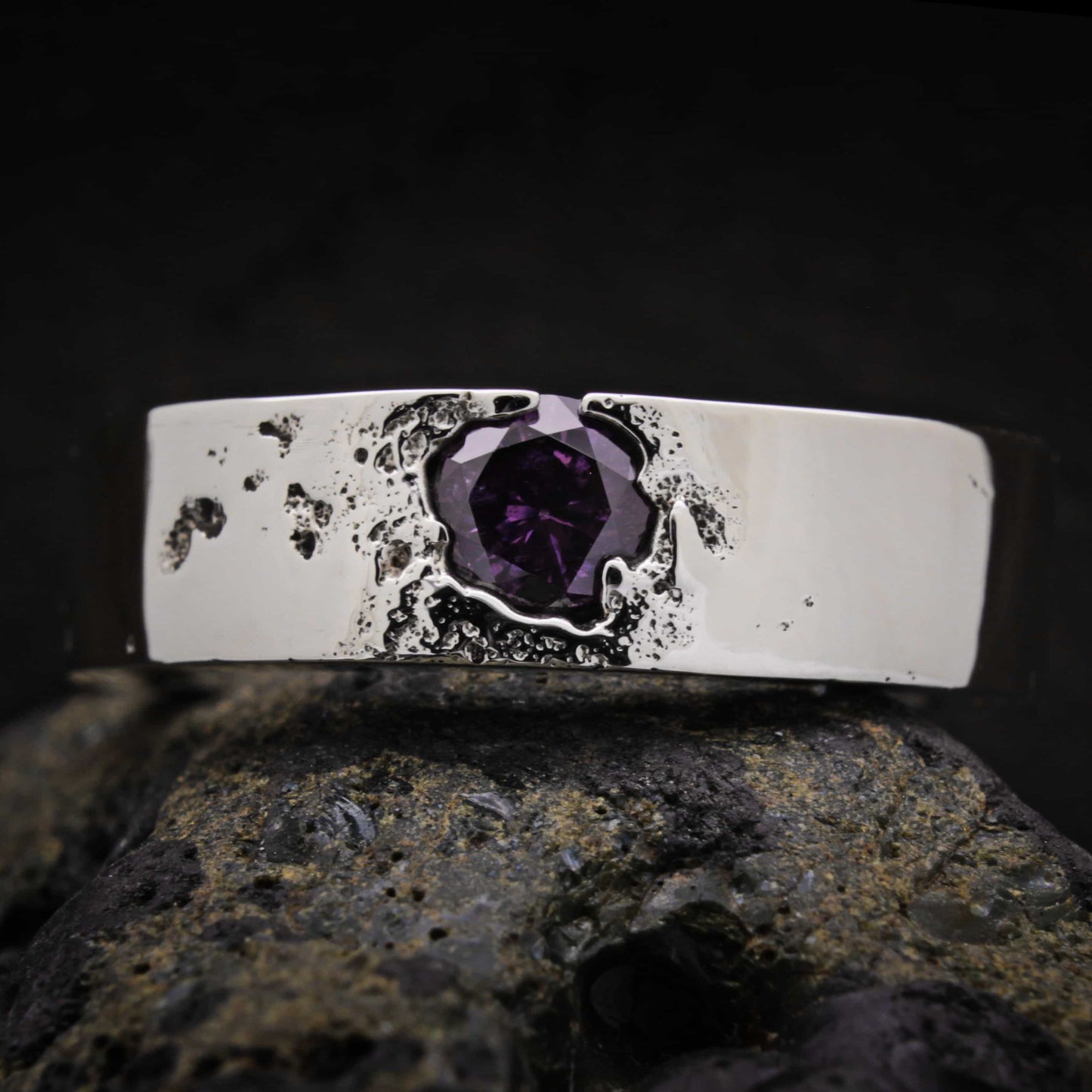 Anillo artesanal con circonita morada