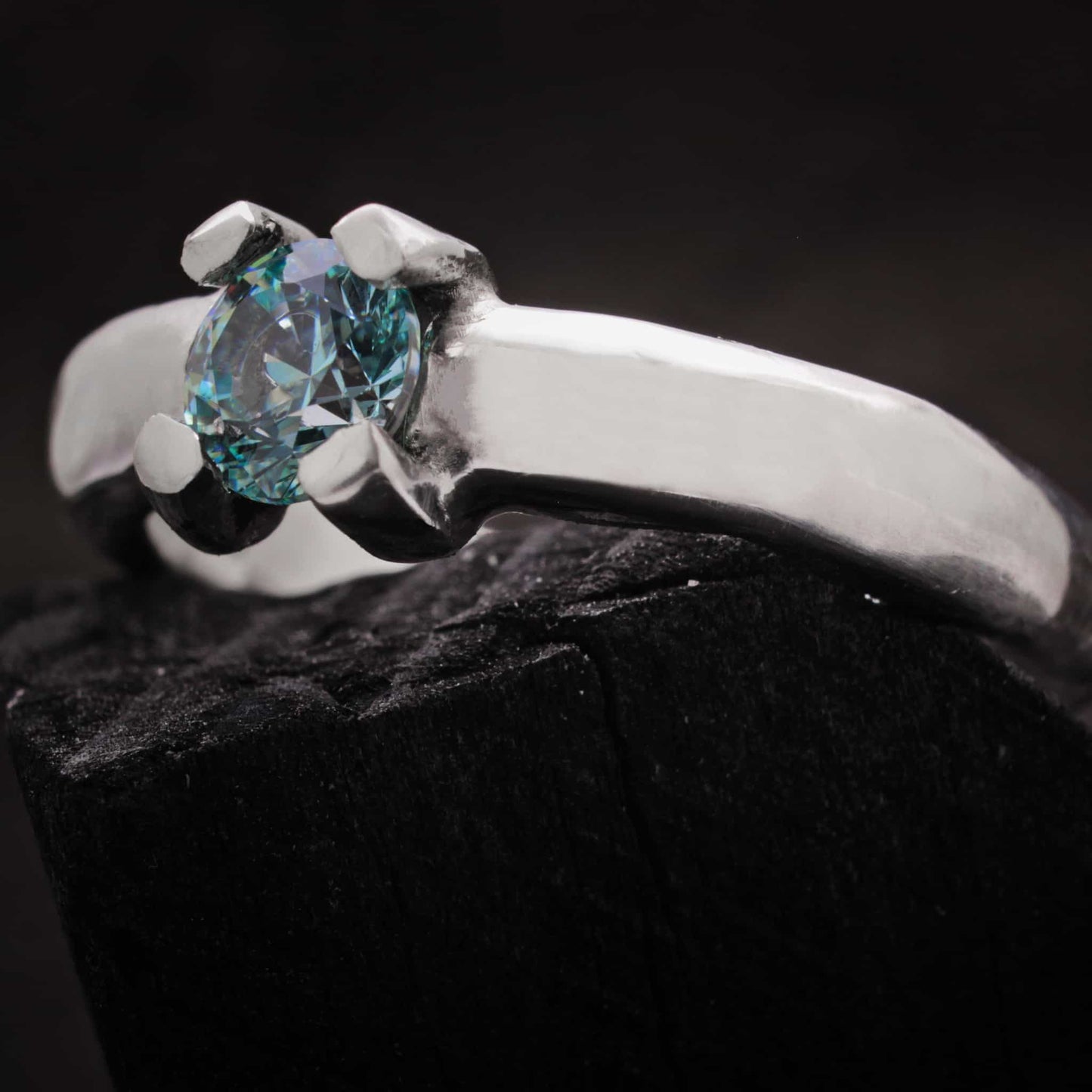Anillo compromiso artesanal de plata con circonita verde menta
