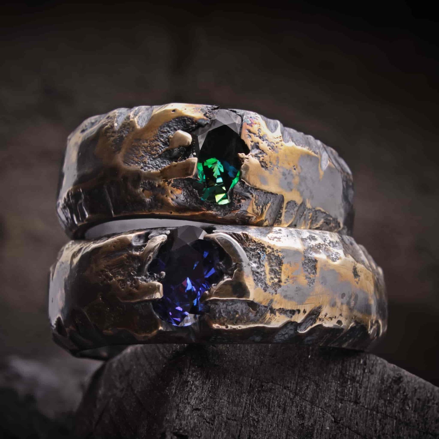 Anillo artesanal de plata para hombre con piedra azul y acabado oxidado bicolor, joyeria rustica.