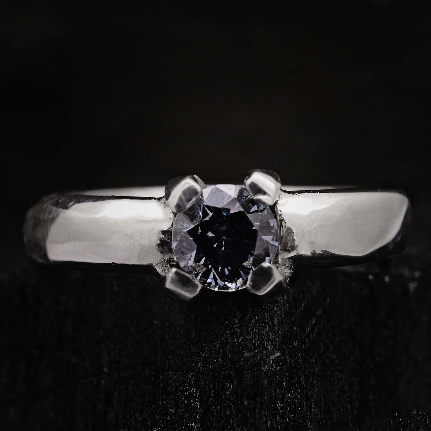 Anillo artesanal solitario de plata con circonita gris