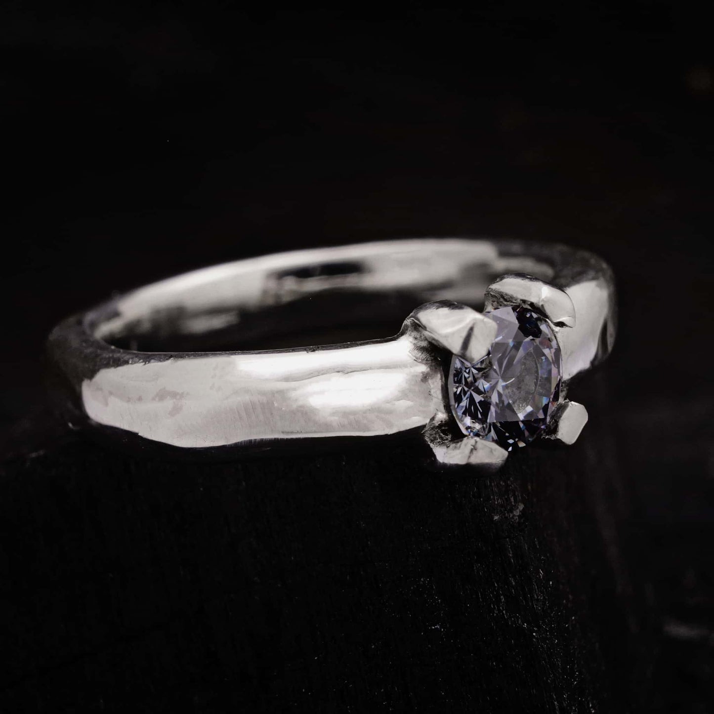 Anillo artesanal solitario de plata con circonita negra