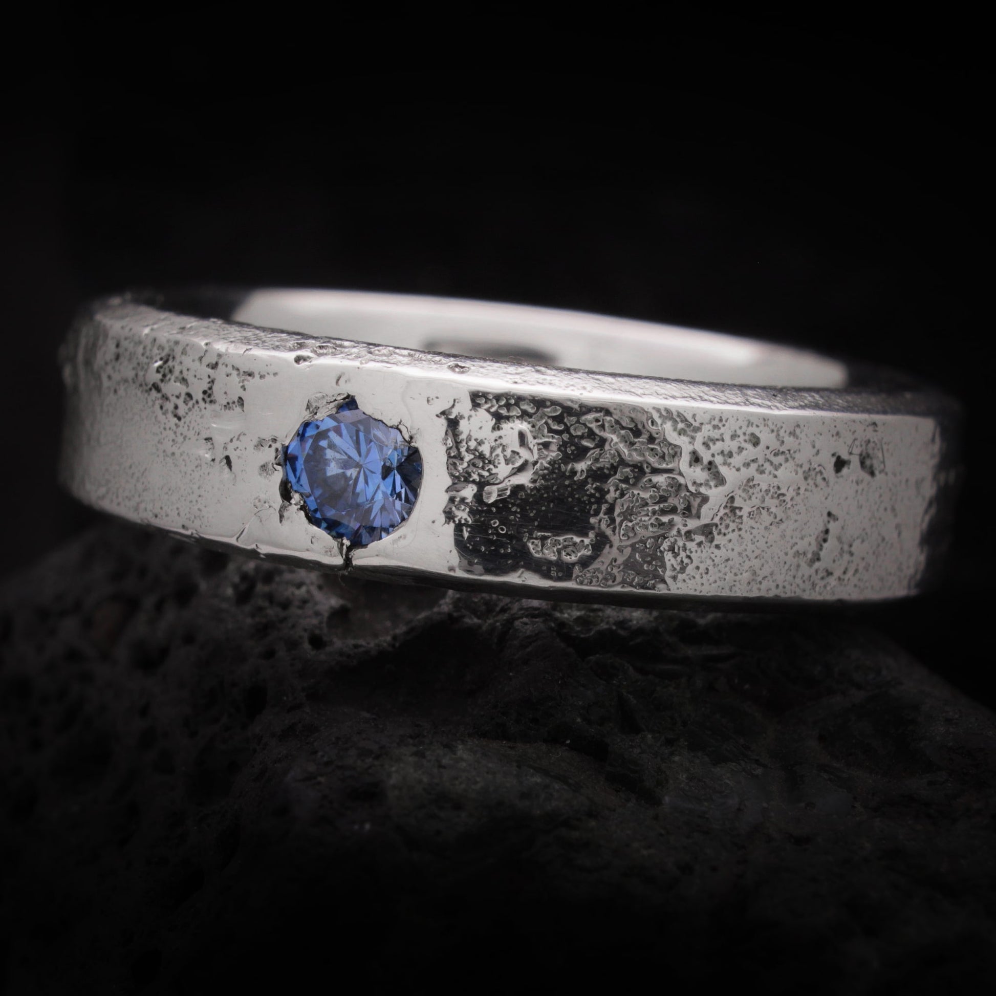 Anillo con circon azul de plata