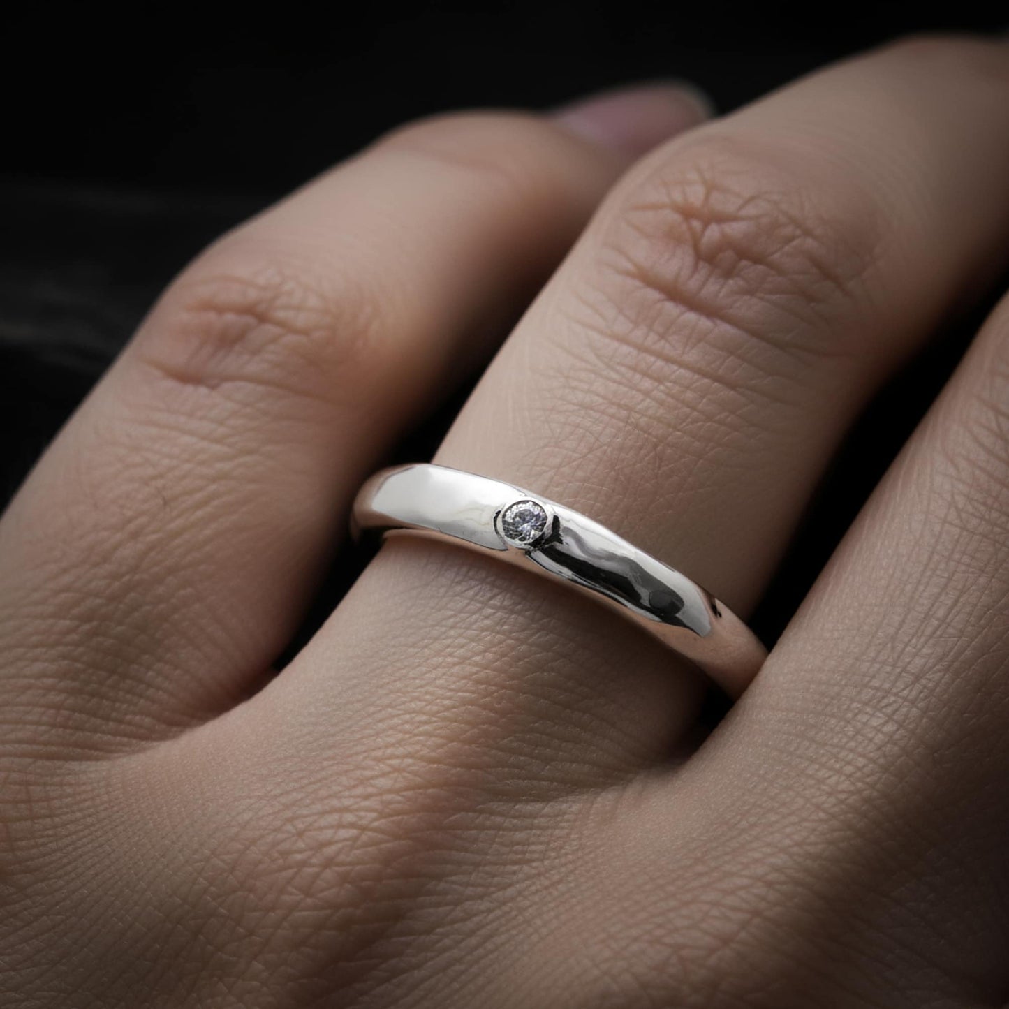 Anillo con cirnocinta blanca de plata con acabado irregular