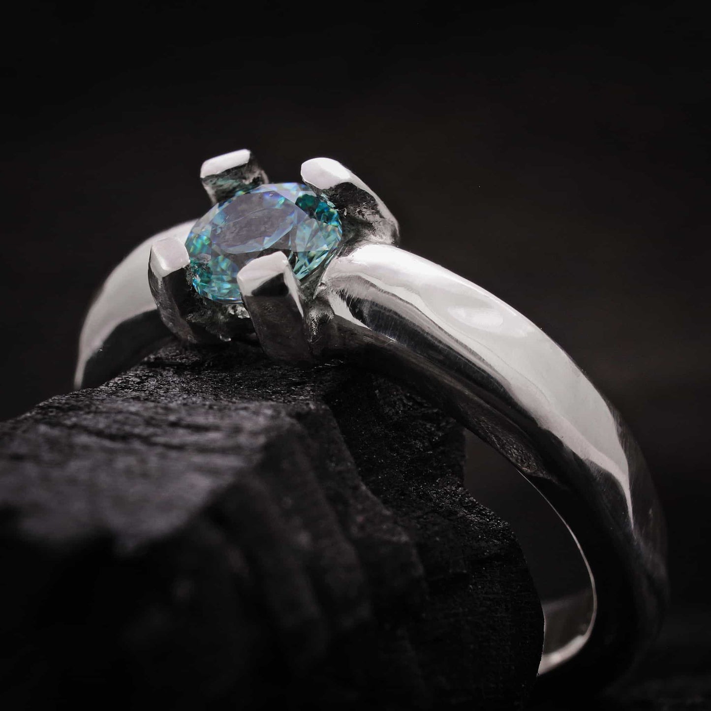 Anillo compromiso artesanal de plata con circonita verde menta