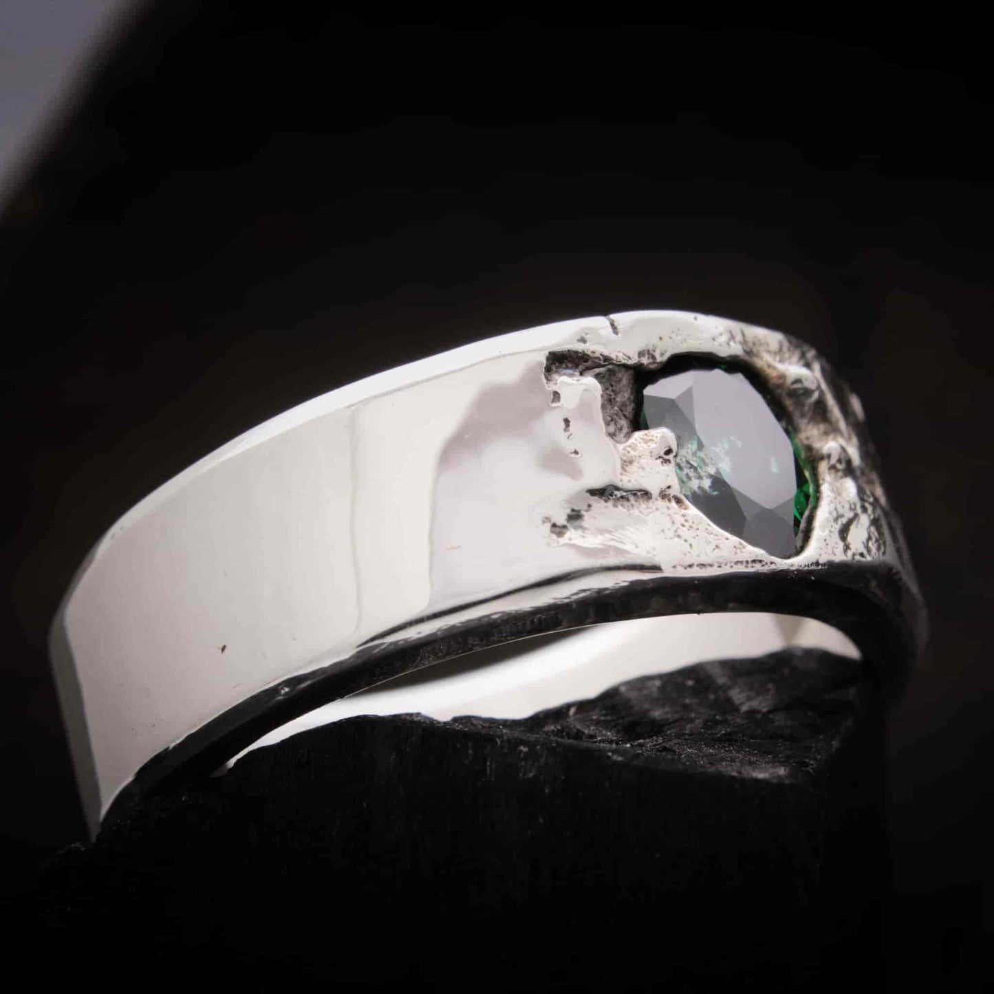 Anillo con cenizas de difuntos de plata de ley y circonita verde