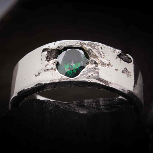 Anillo con cenizas de plata de ley con circonita verde.