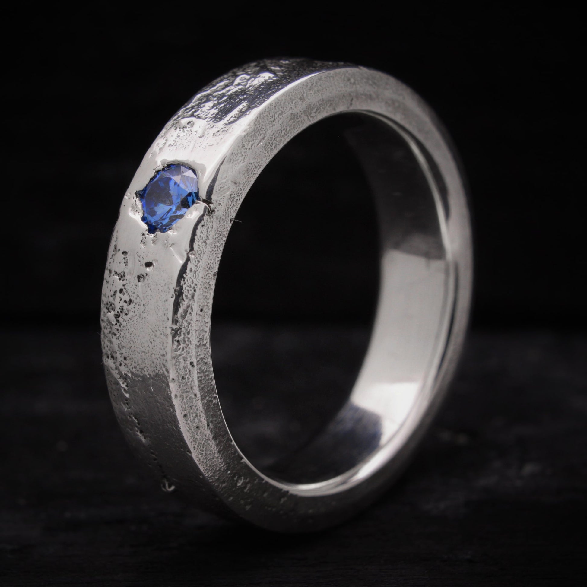 Anillo con circonita azul de plata de ley textura