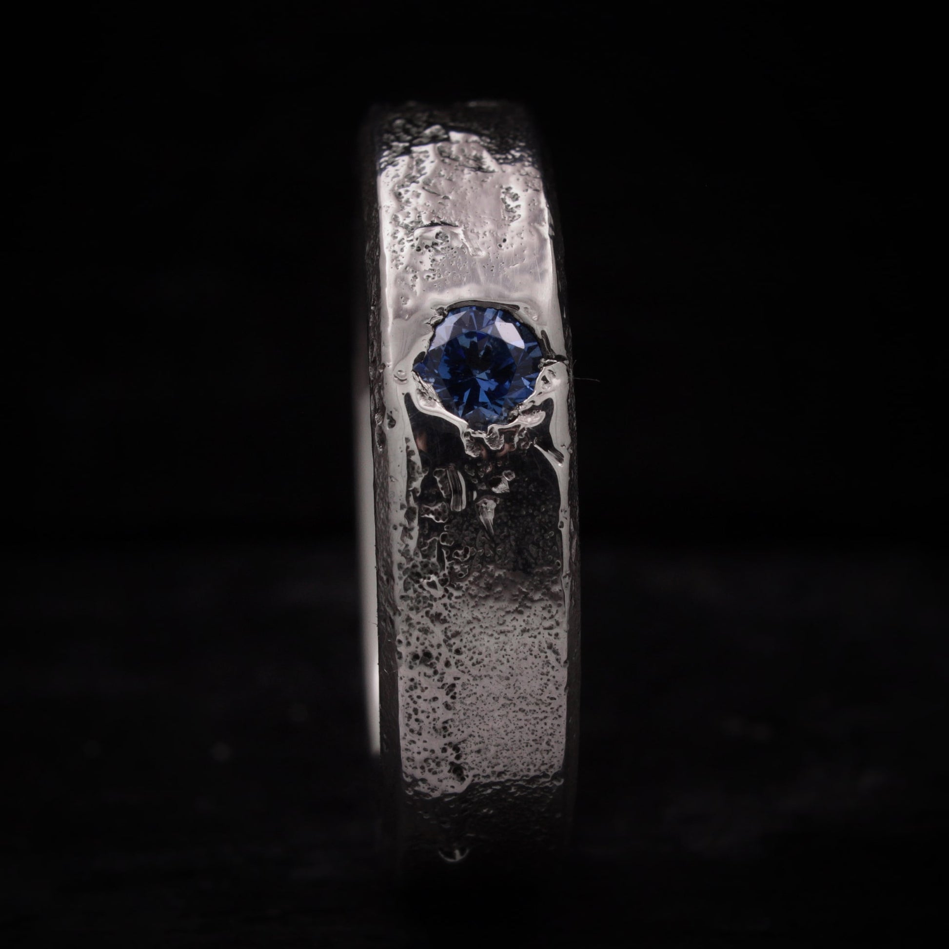 Anillo con circonita azul para hombre