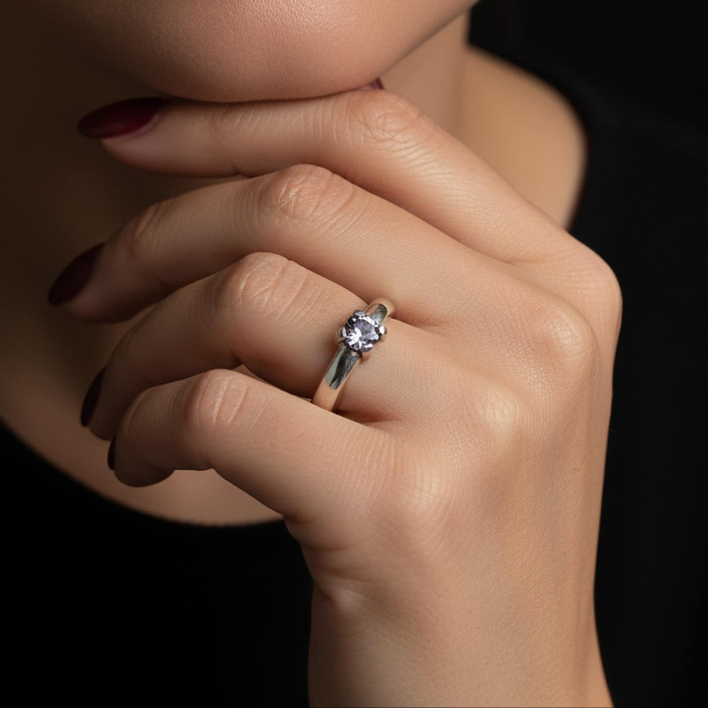 Anillo con circonita gris de plata de lay de tipo solitario