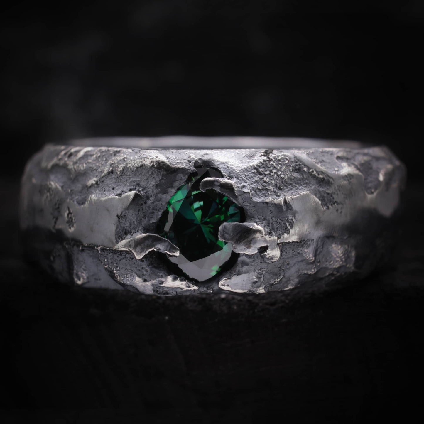 Anillo con circonita verde para hombre de plata de ley con acabado irregular