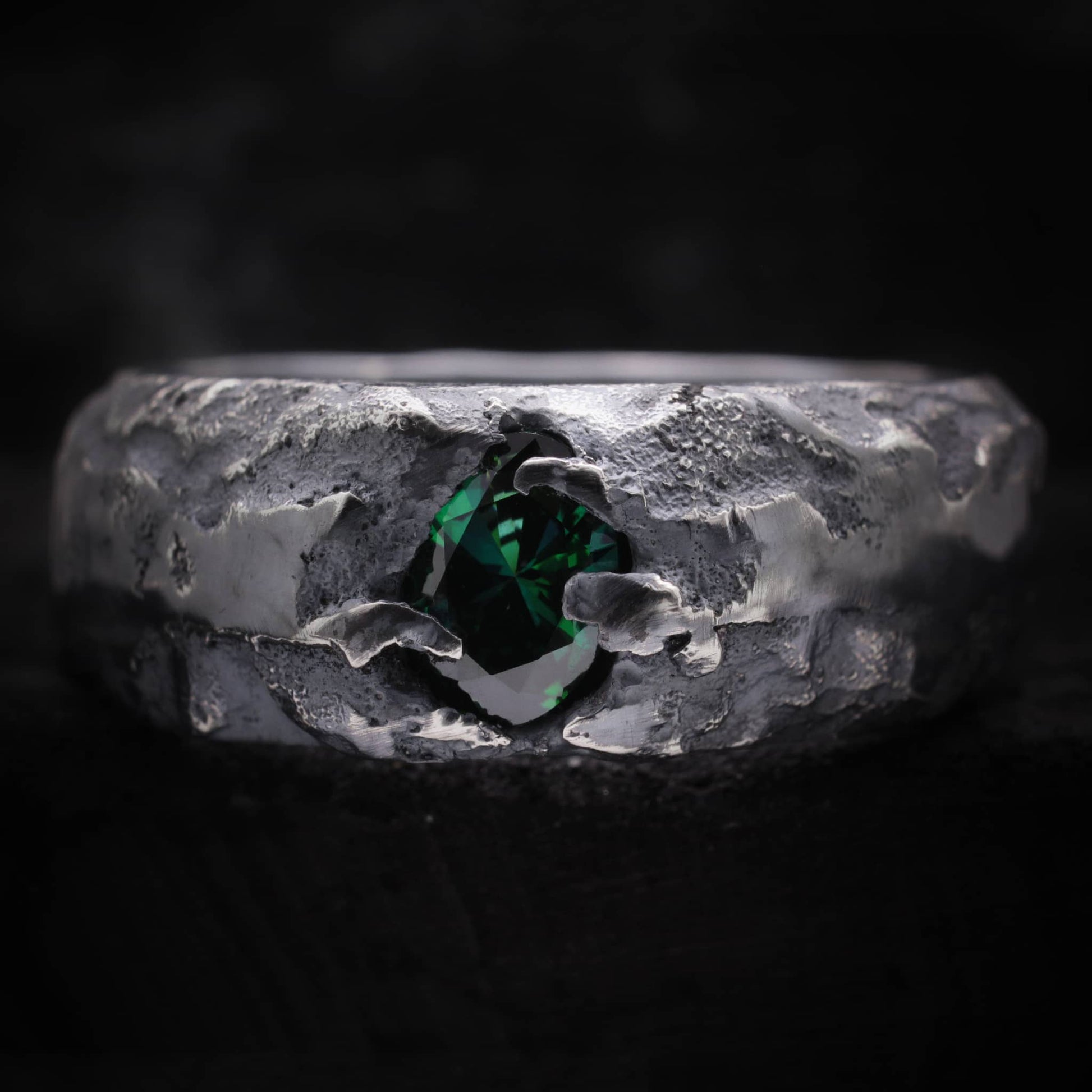 Anillo con circonita verde para hombre de plata de ley con acabado irregular