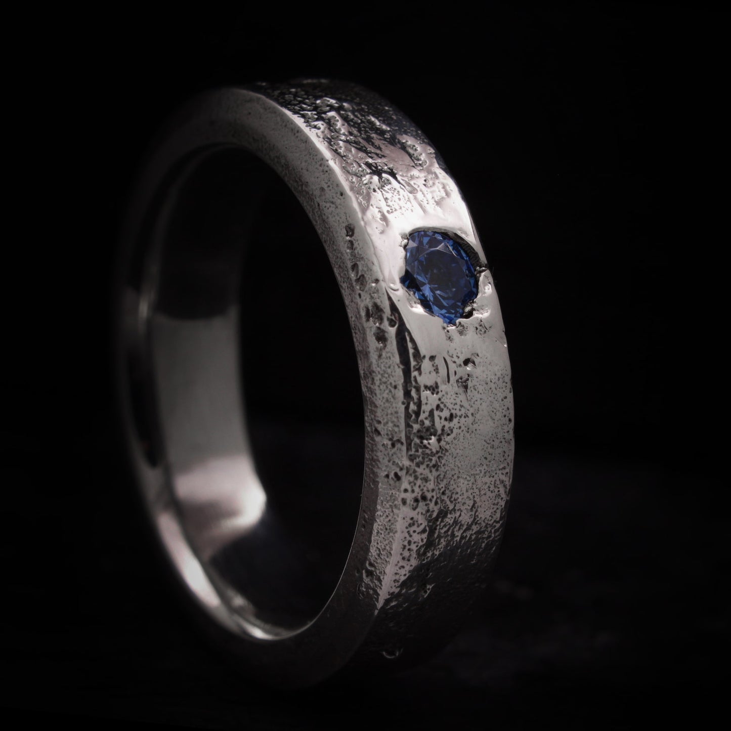 Anillo con circonita azul para hombre artesanal