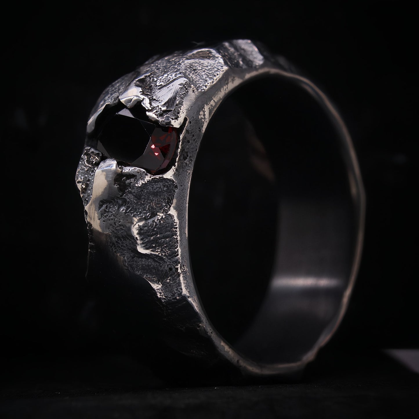 Anillo de granate naturaly plata de ley con acabado irregular para hombre