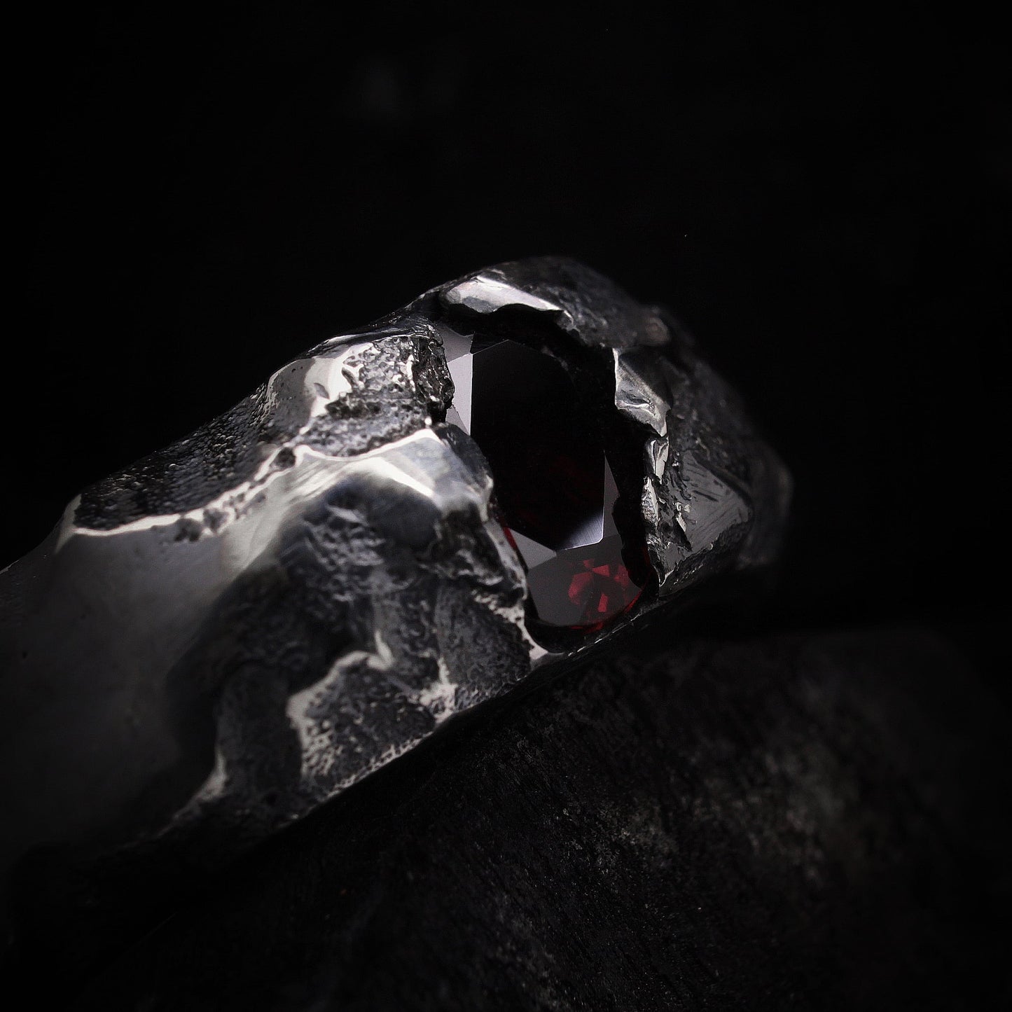 Anillo con granate de plata de ley con acabado irregular