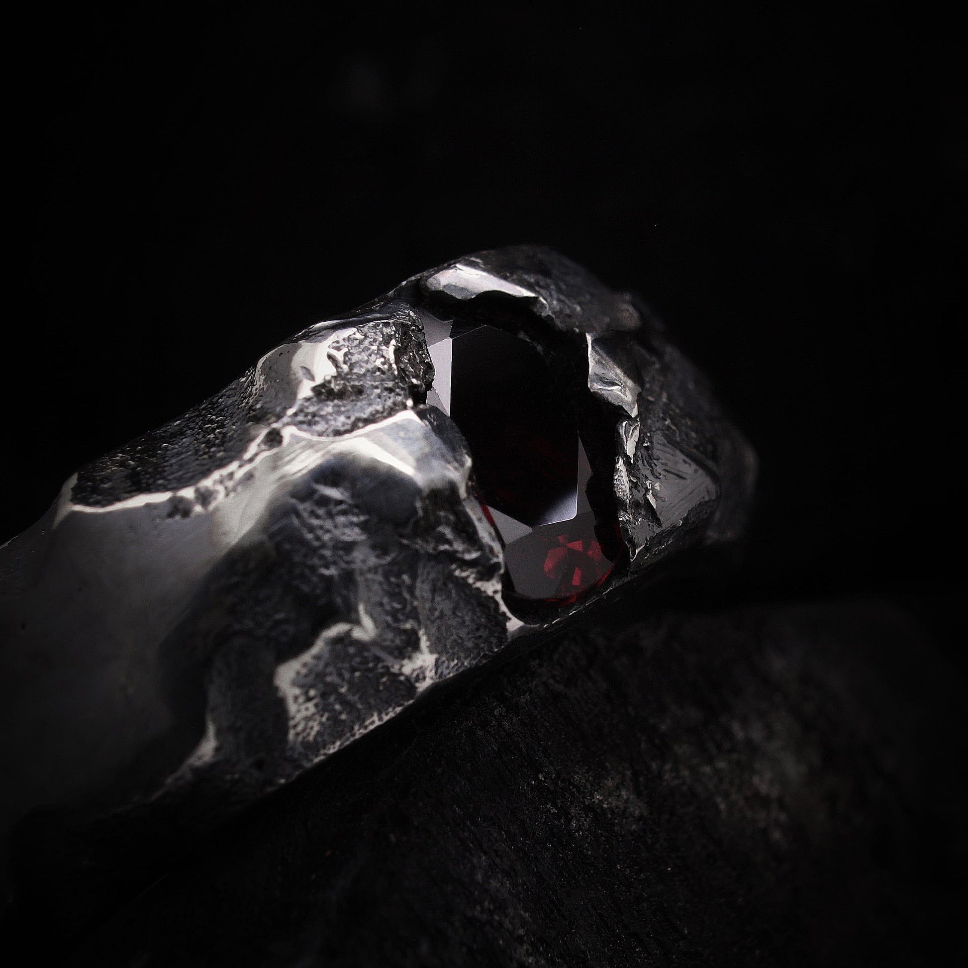 Anillo con granate de plata de ley con acabado irregular