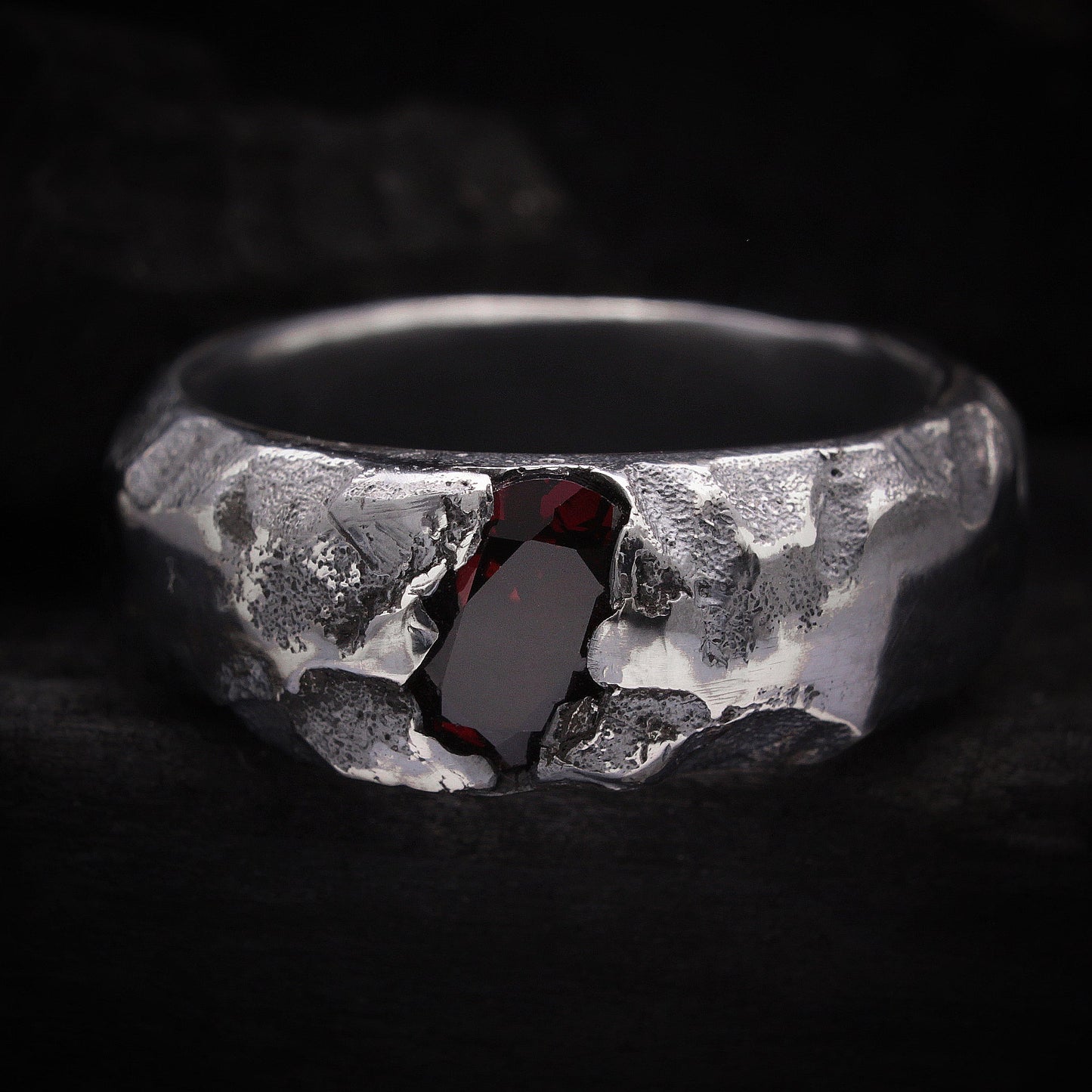 Anillo con granate natural para hobre de plata de ley. Acabado rústico y envejecido.