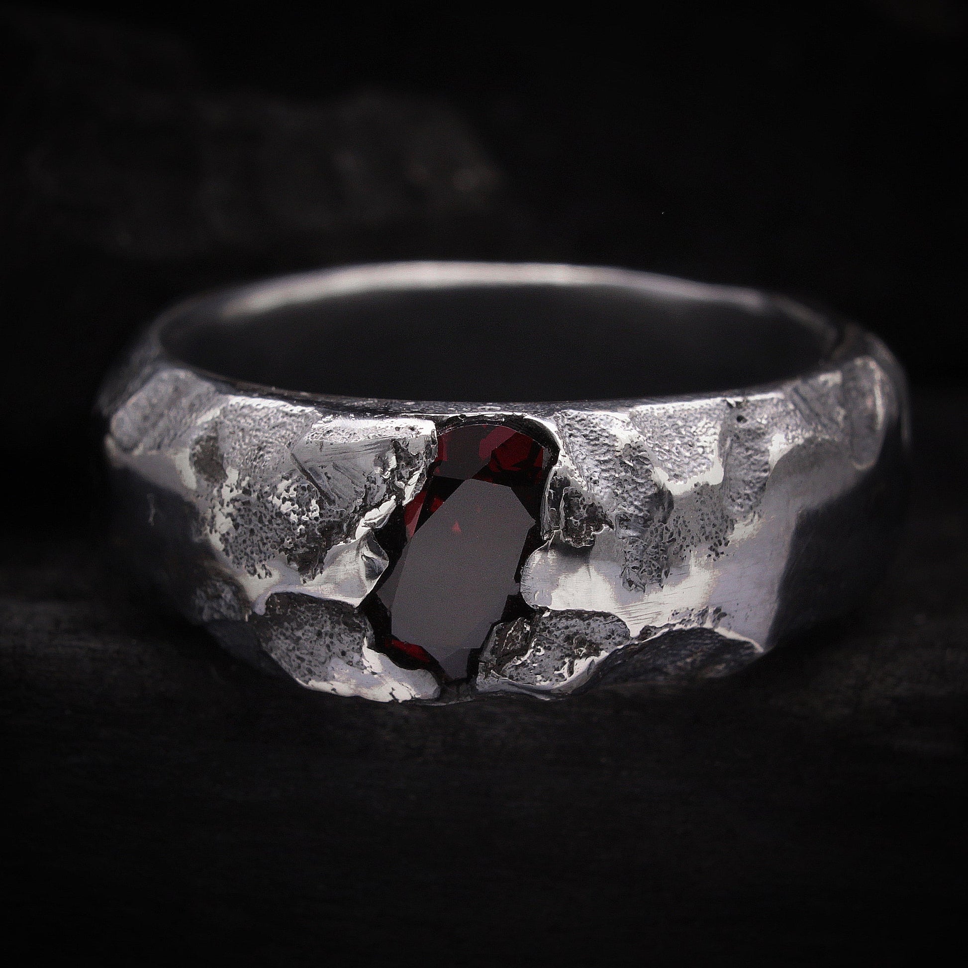 Anillo con granate natural para hobre de plata de ley. Acabado rústico y envejecido.