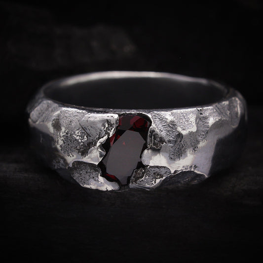 Anillo con granate natural para hobre de plata de ley. Acabado rústico y envejecido.