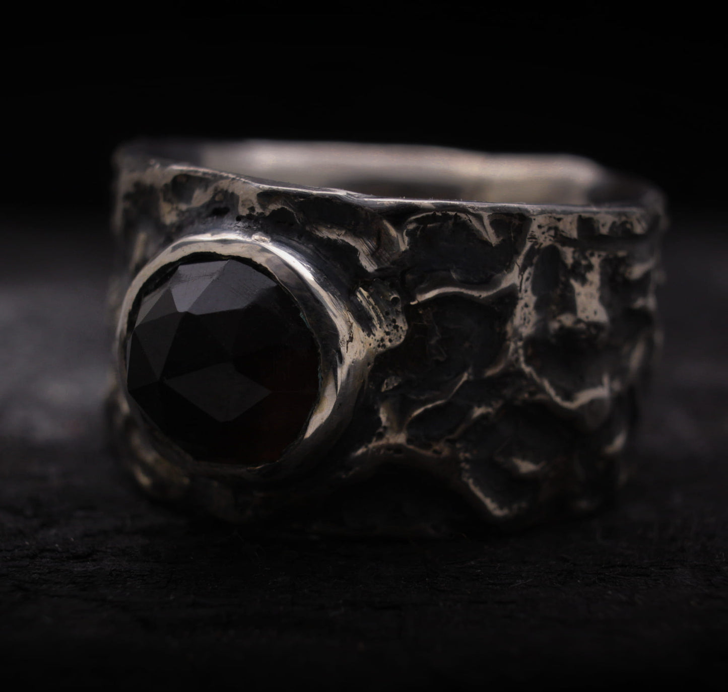 Anillo artesanal de acabado irregular con cuarzo ahumado de 9 mm facetado