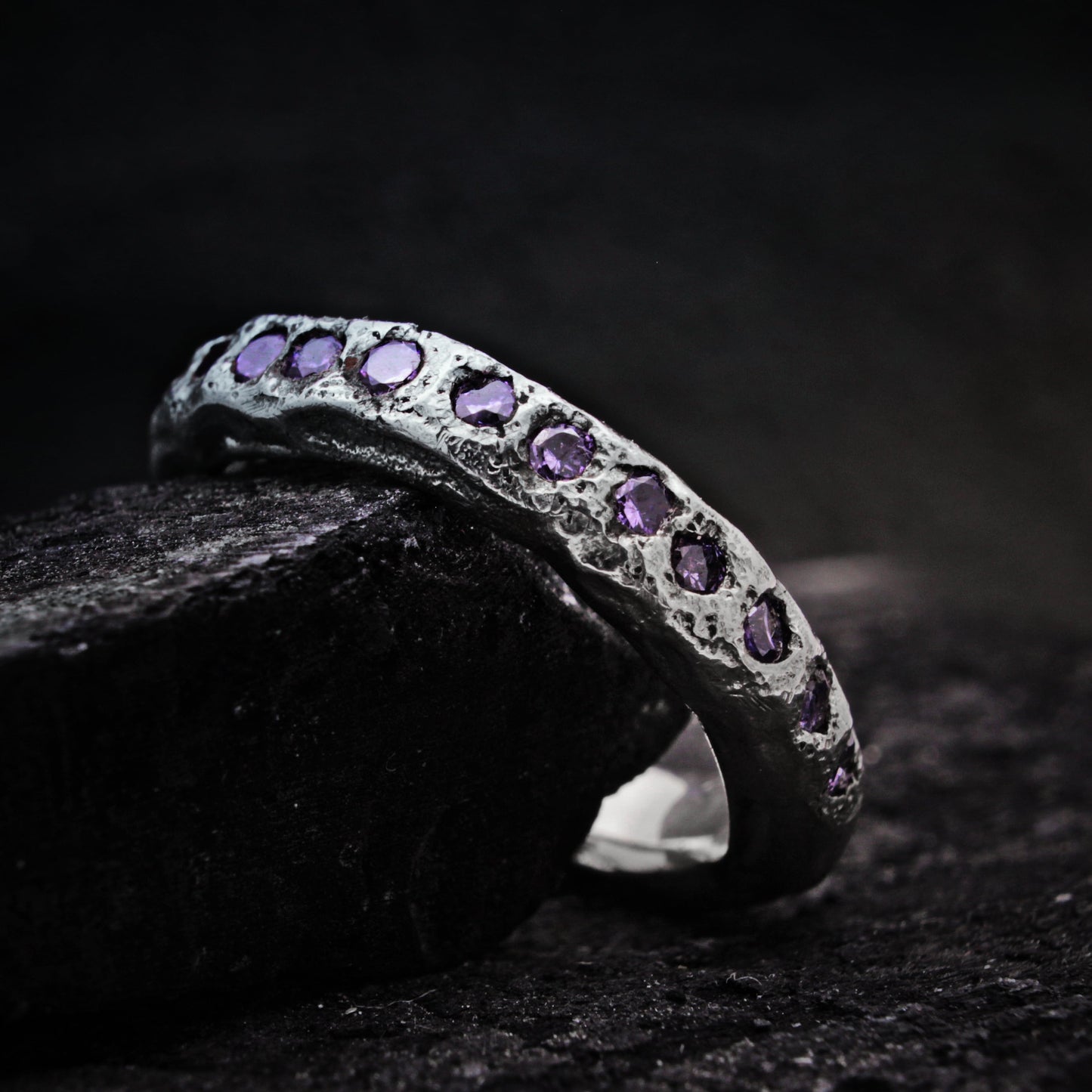 Anillo de circonita morada de plata de ley reciclada de aspecto rústico, anillo artesanal.