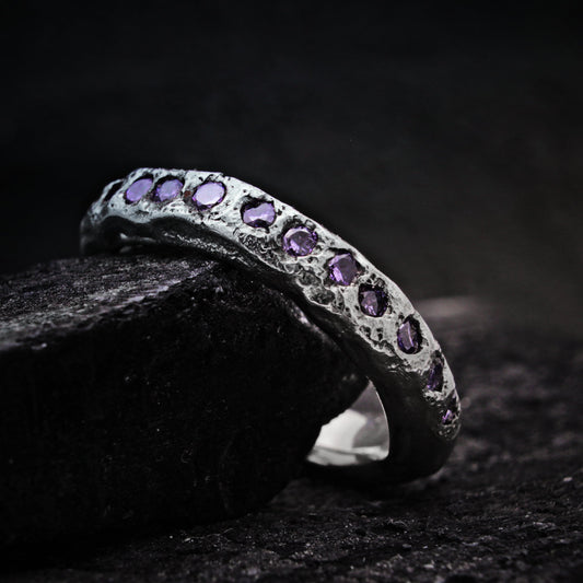 Anillo de circonita morada de plata de ley reciclada de aspecto rústico, anillo artesanal.
