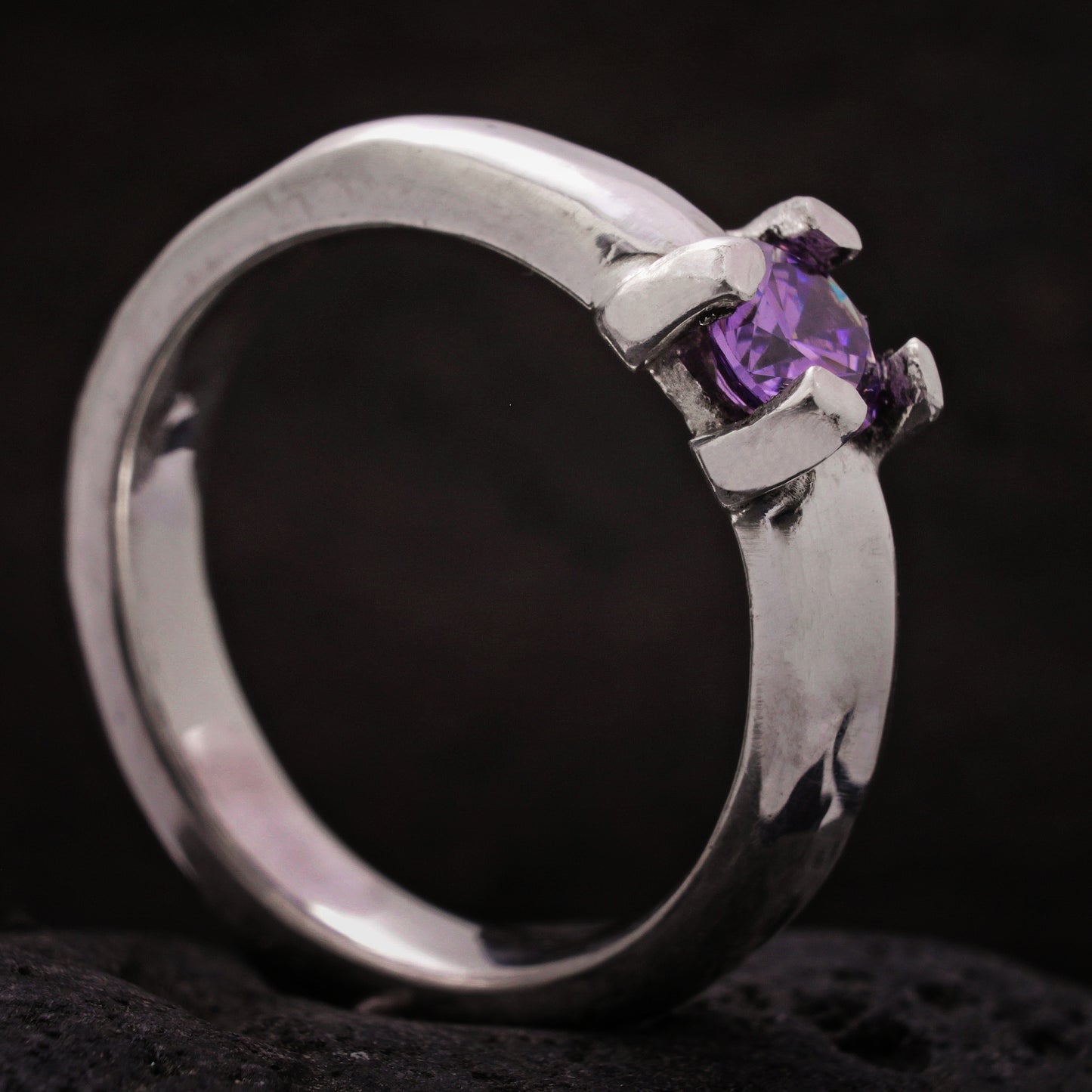 Anillo de compromiso artesanal con circonita morada