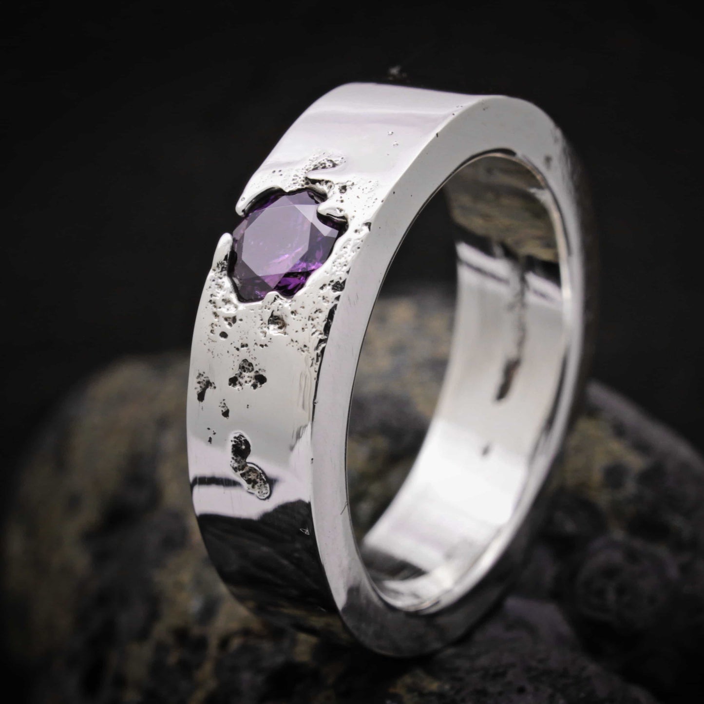 Anillo de plata con circonita morada hecho a mano