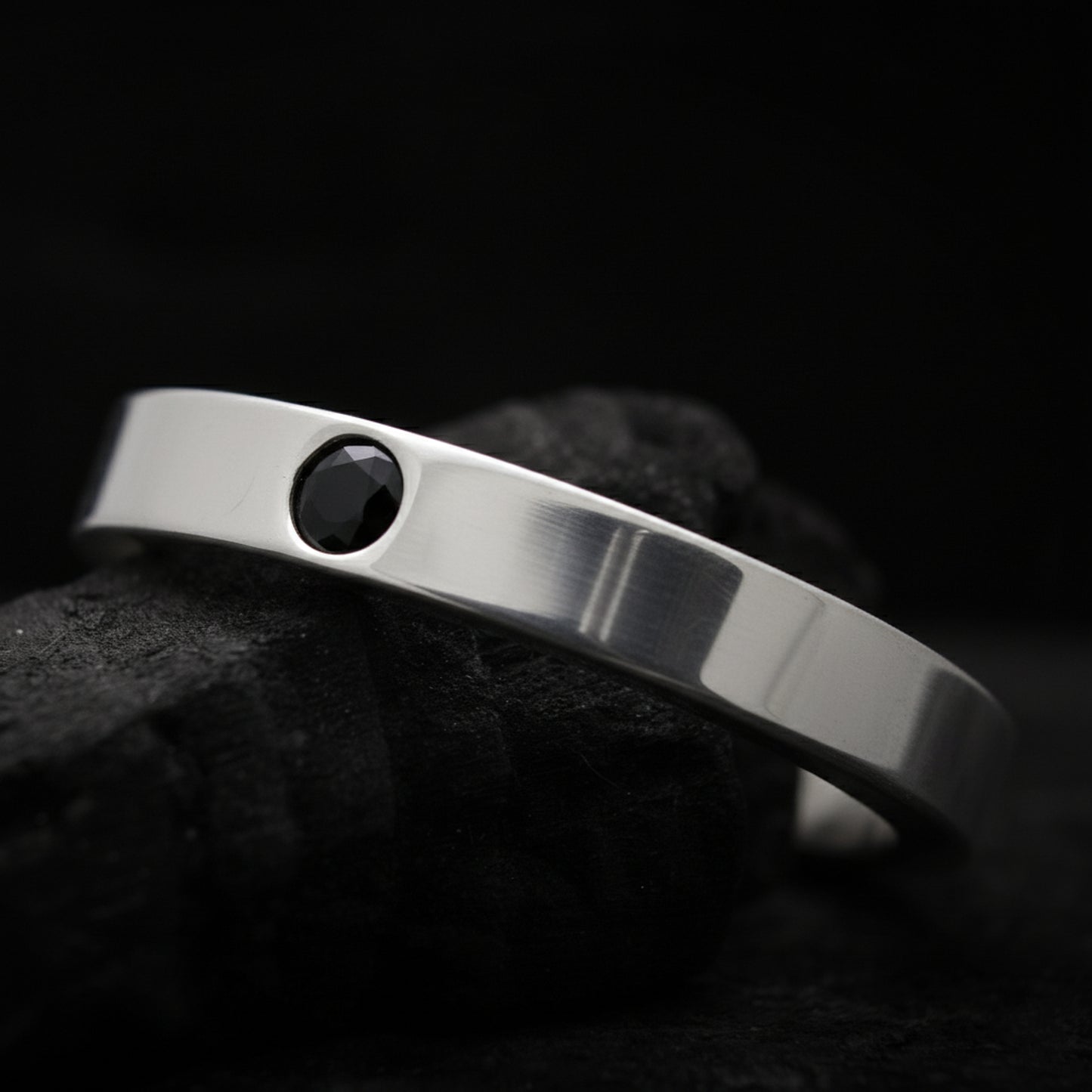 Anillo de plata para hombre con espinela negra de sección cuadrada y acabado espejo
