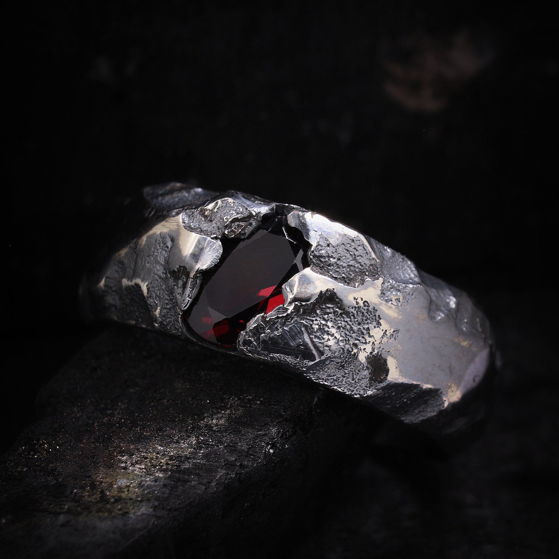 Anillo para hombre de plata de ley con granate natural, anillo irregular artesanal de plata reciclada y acabado envejecido.