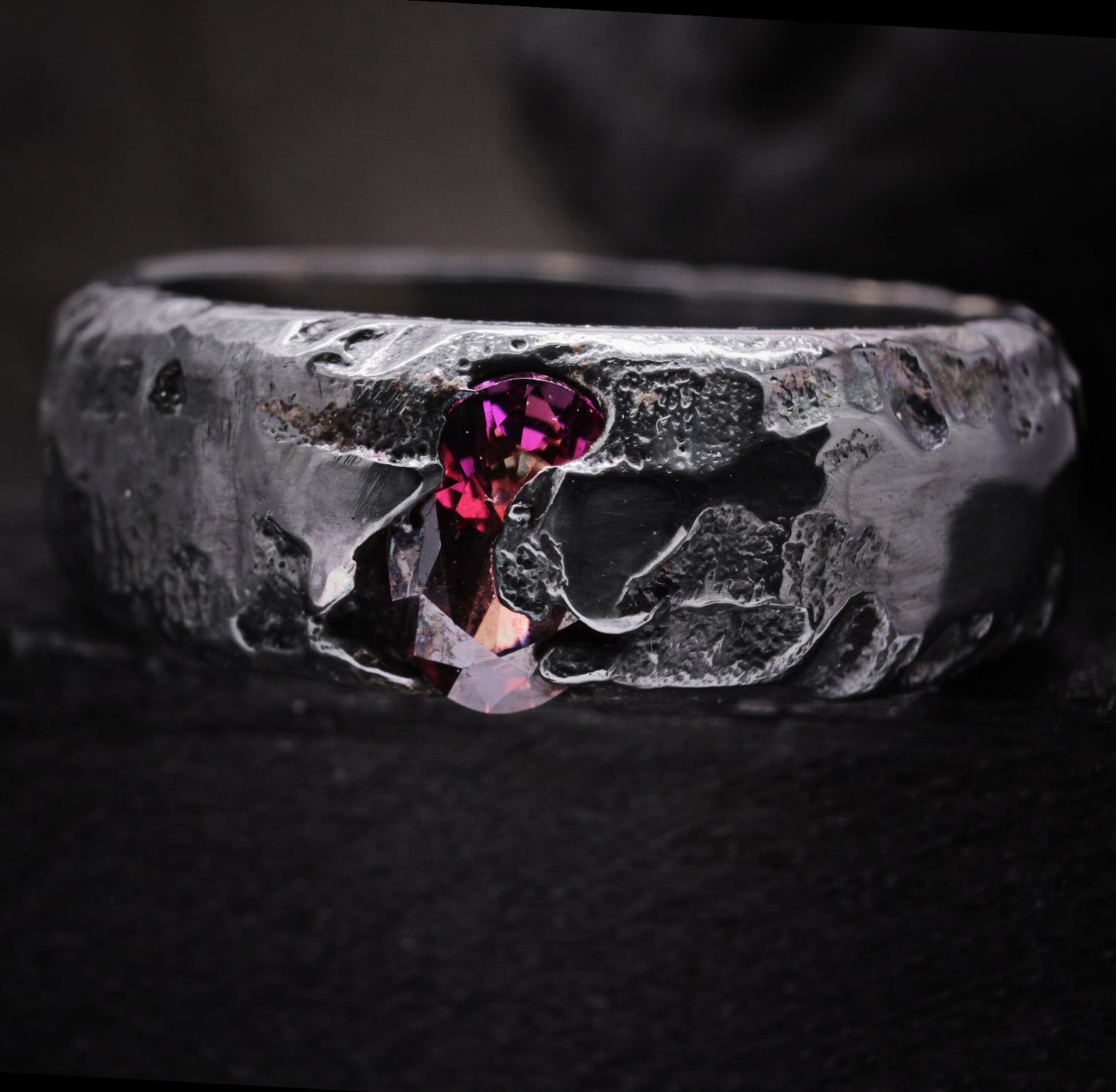 Anillo de plata para hombre con piedra roja