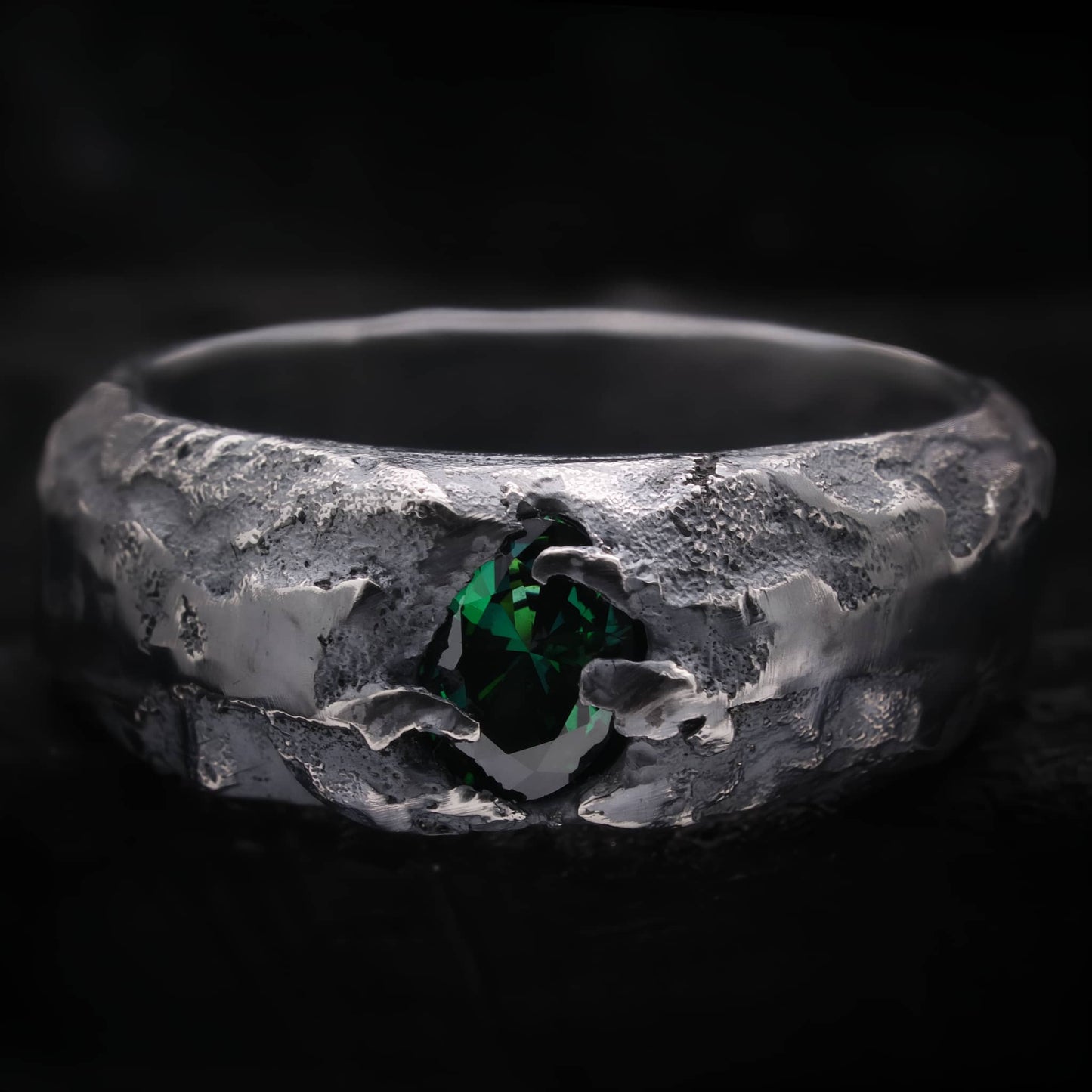 Anillo de plata para hombre con piedra verde y textura irregular