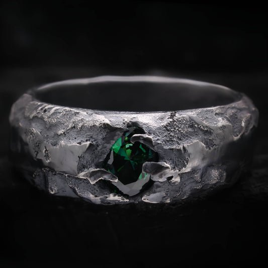 Anillo de plata para hombre con piedra verde y textura irregular