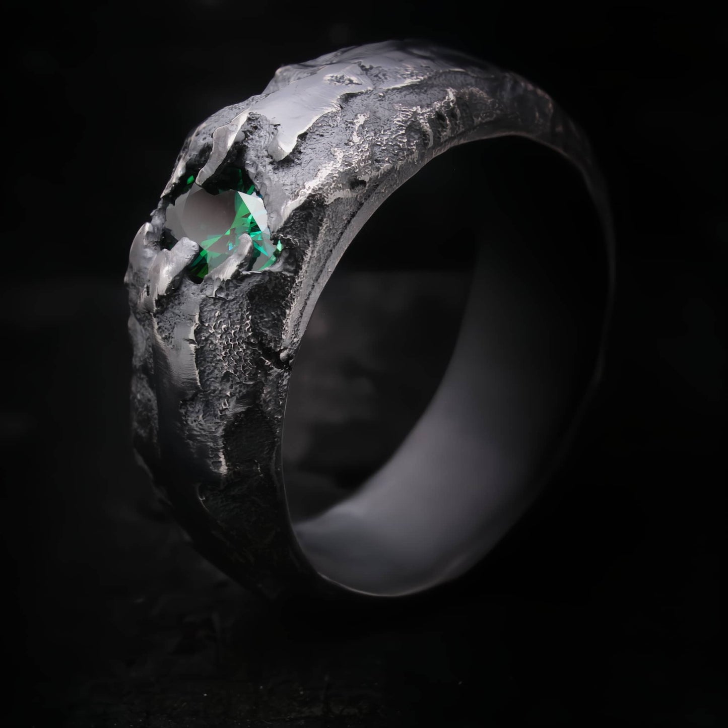 Anillo con piedra verde para hombre de plata de ley con acabado oxidado