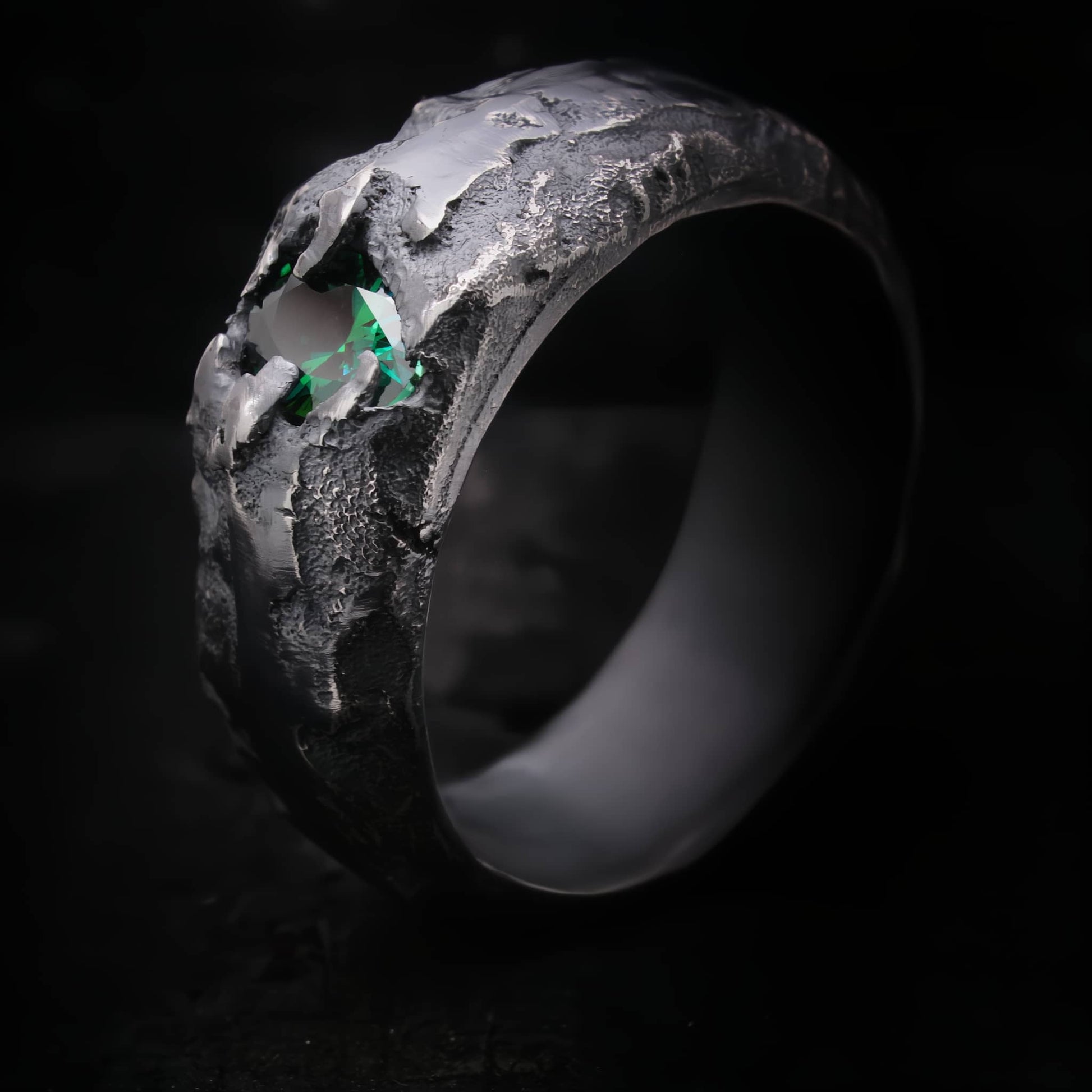 Anillo con piedra verde para hombre de plata de ley con acabado oxidado