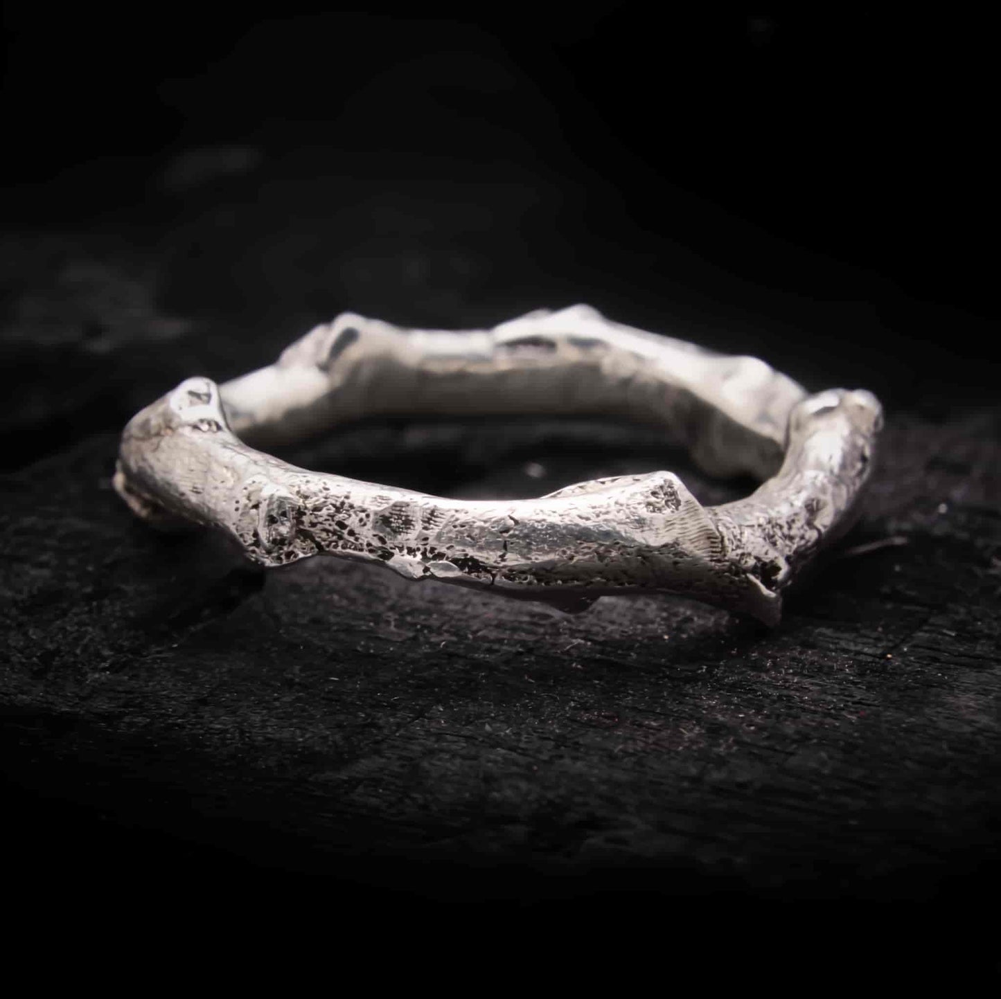 Anillo de rama artesanal de plata de ley