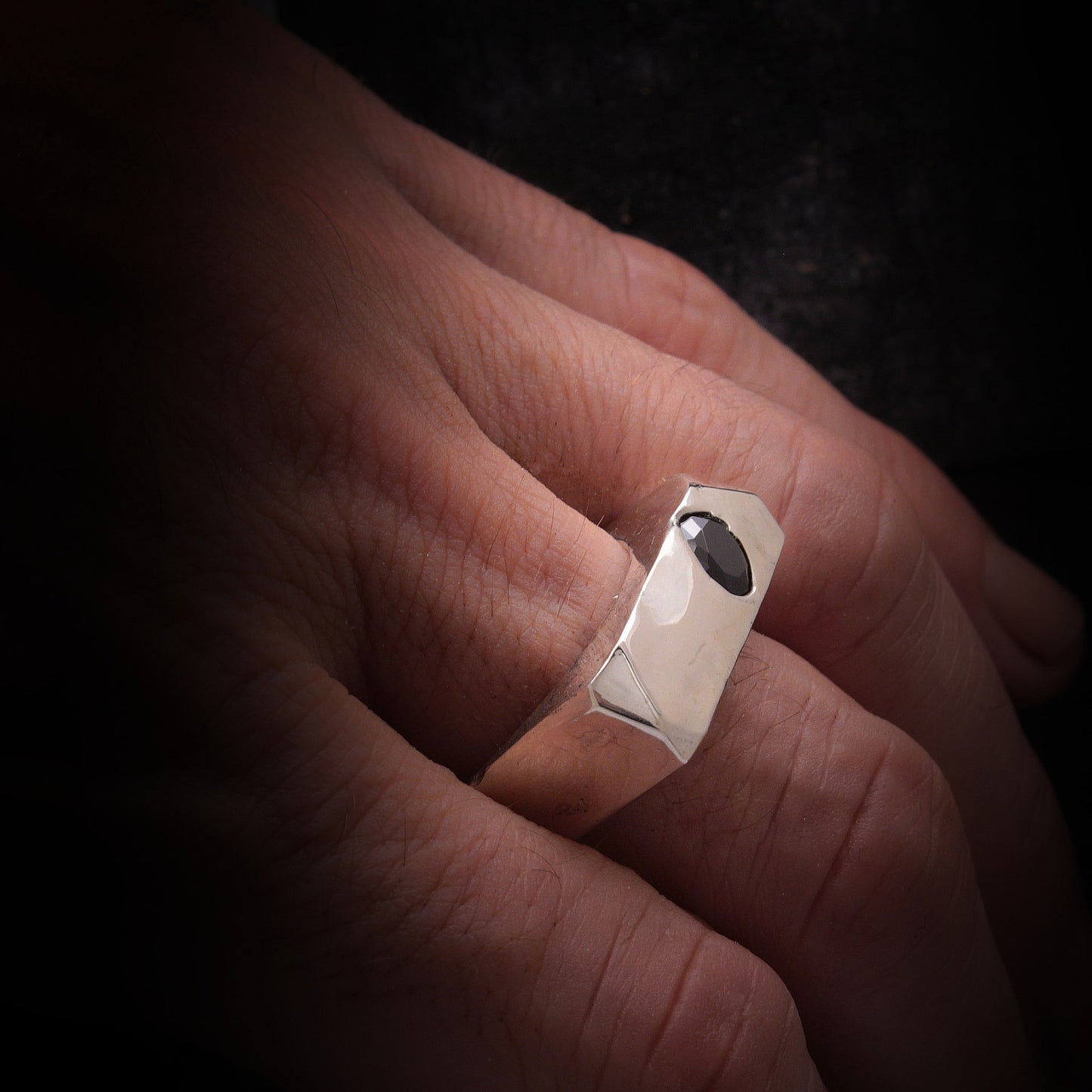 Anillo de sello geométrico con circonita negra y acabado brillante
