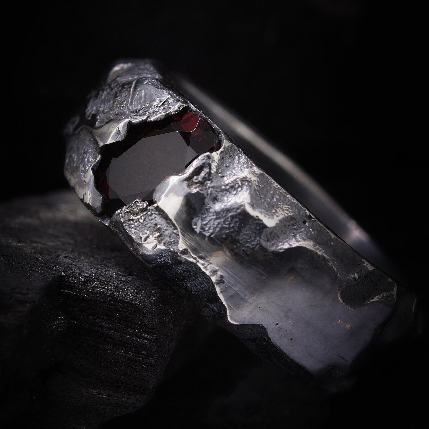 Anillo granate natural de plata de ley negro con acabo irregular