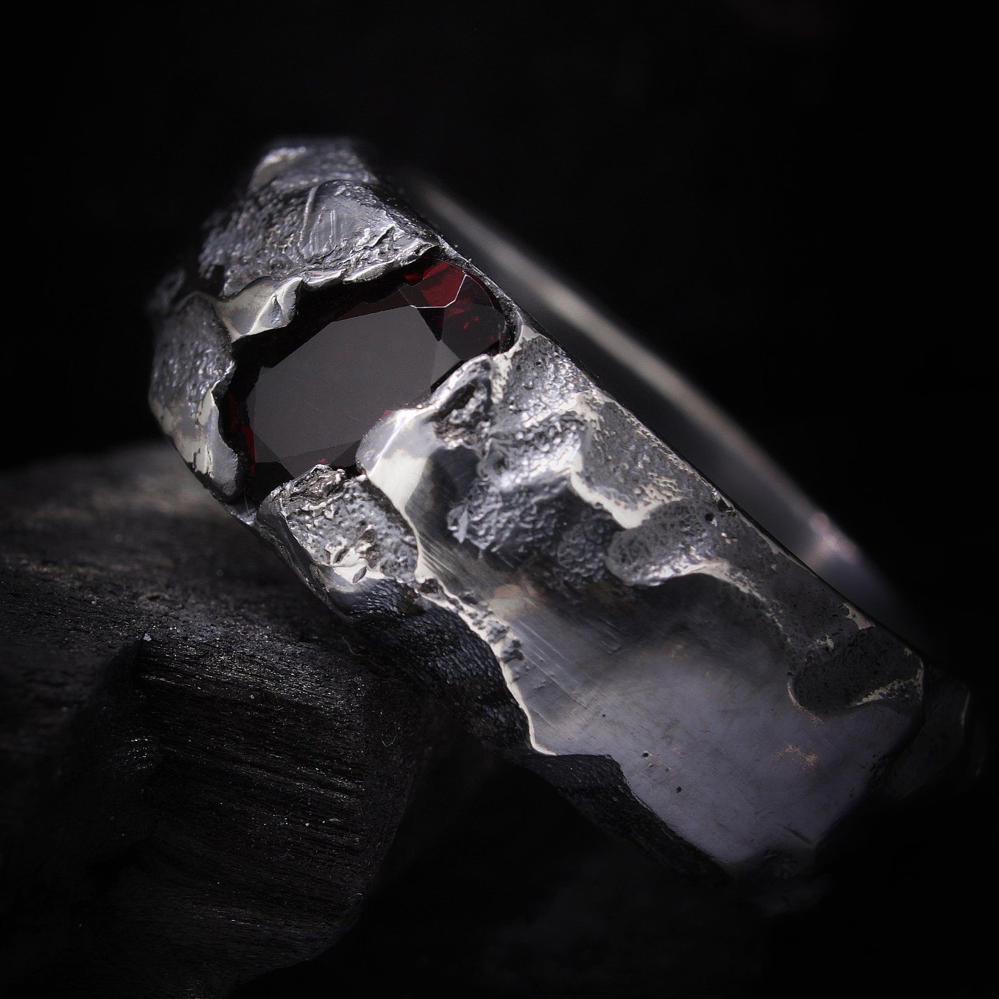 Anillo granate natural de plata de ley negro con acabo irregular