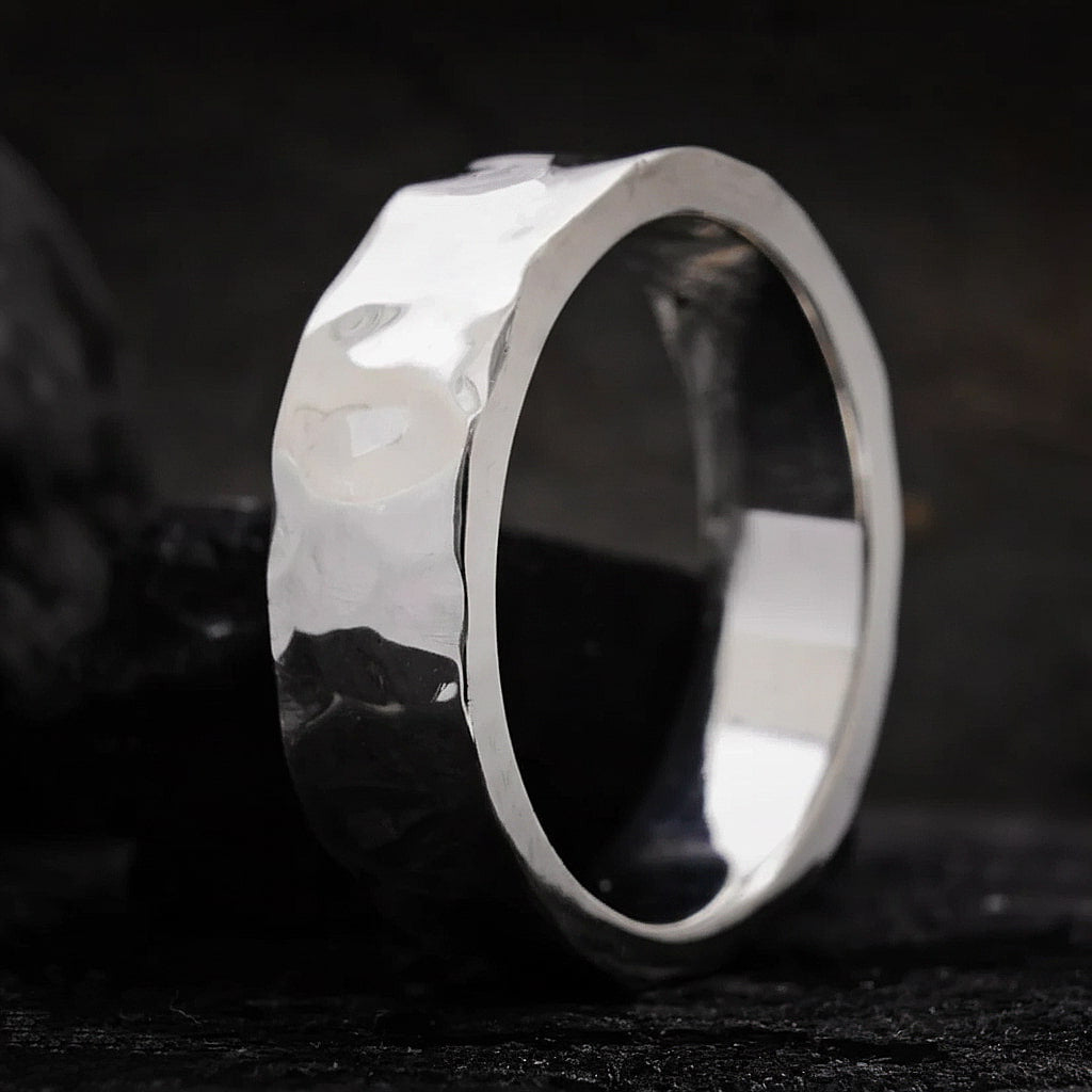Anillo para hombre martele de plata acabado pulido
