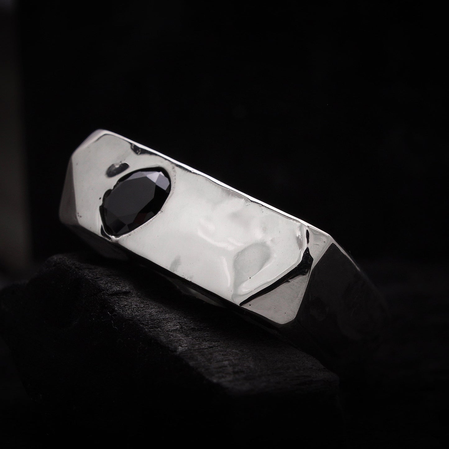 Anillo de sello cuadrado con circonita negra de acabado brillante