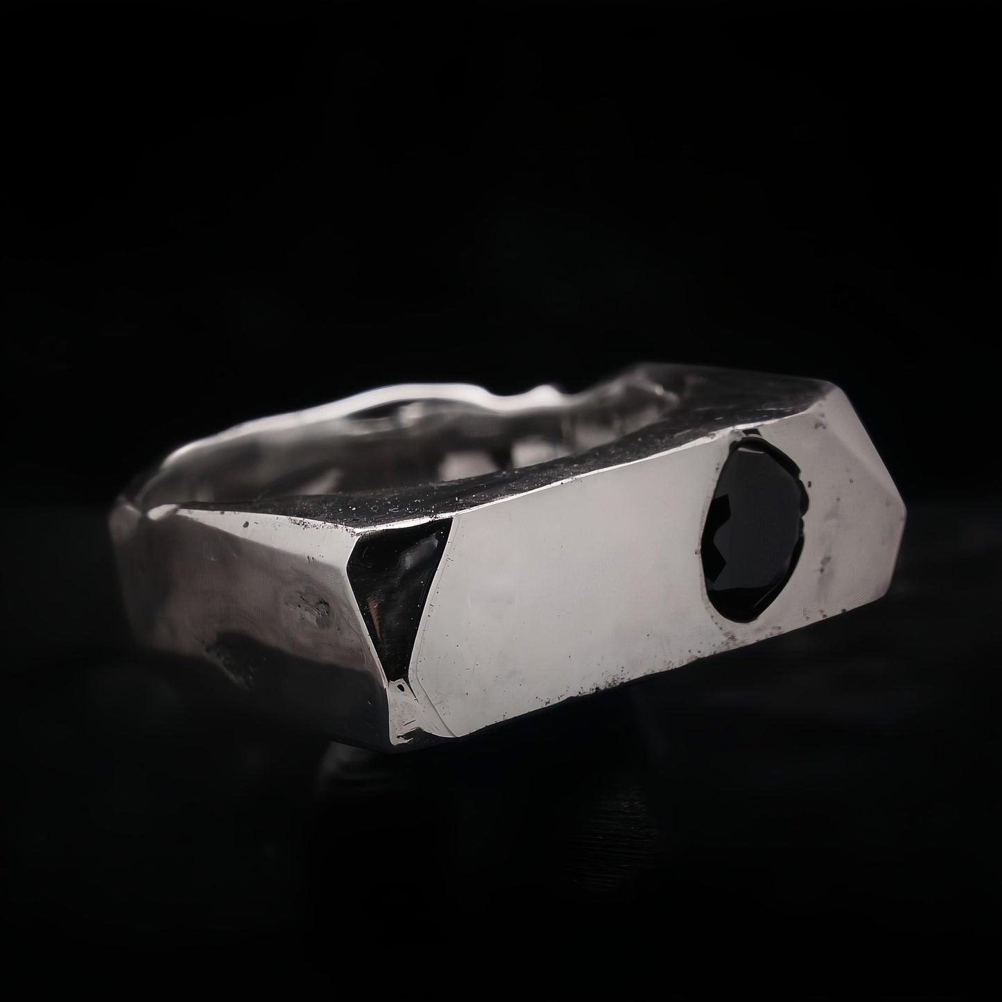 Anillo sello para hombre con circonita negra