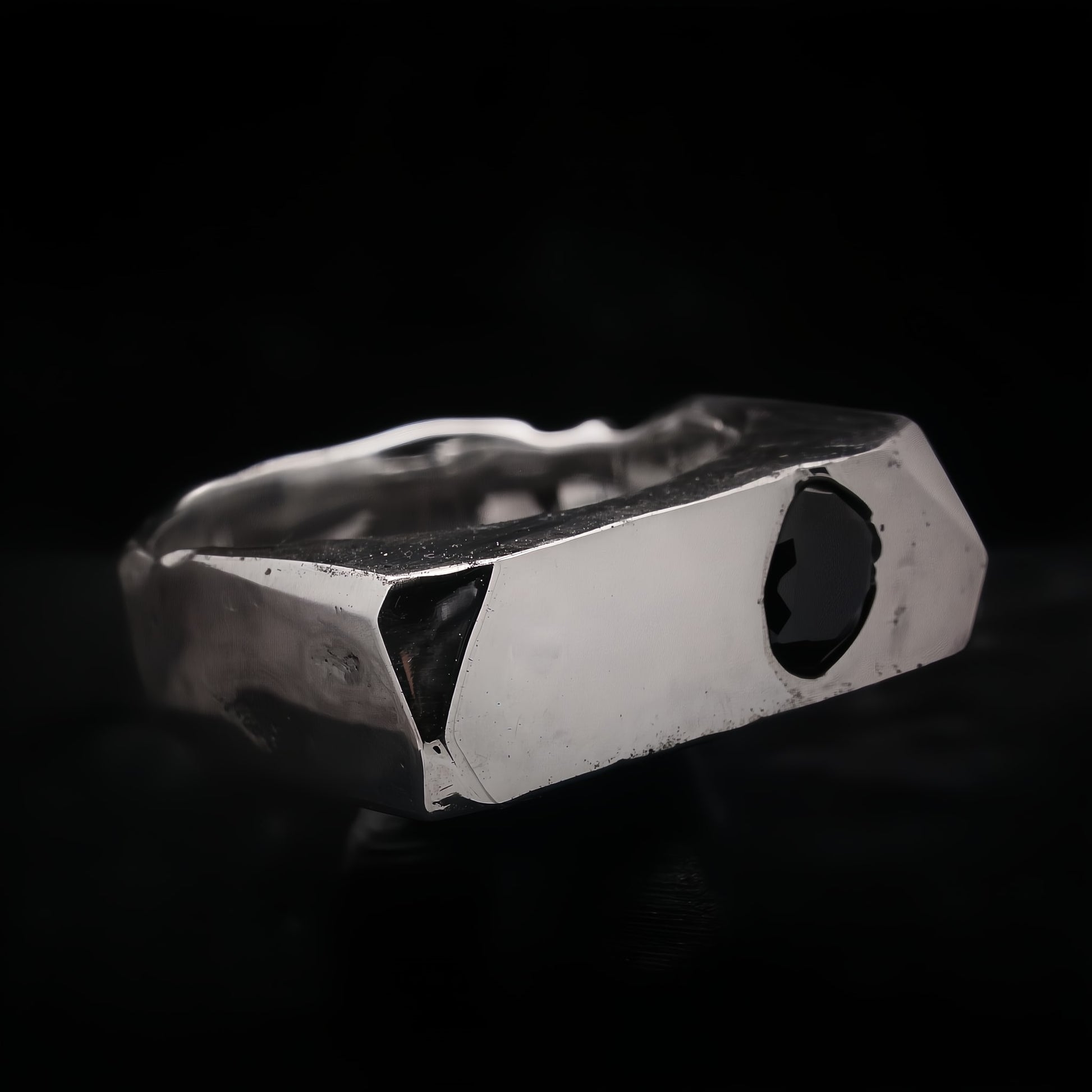 Anillo sello para hombre con circonita negra