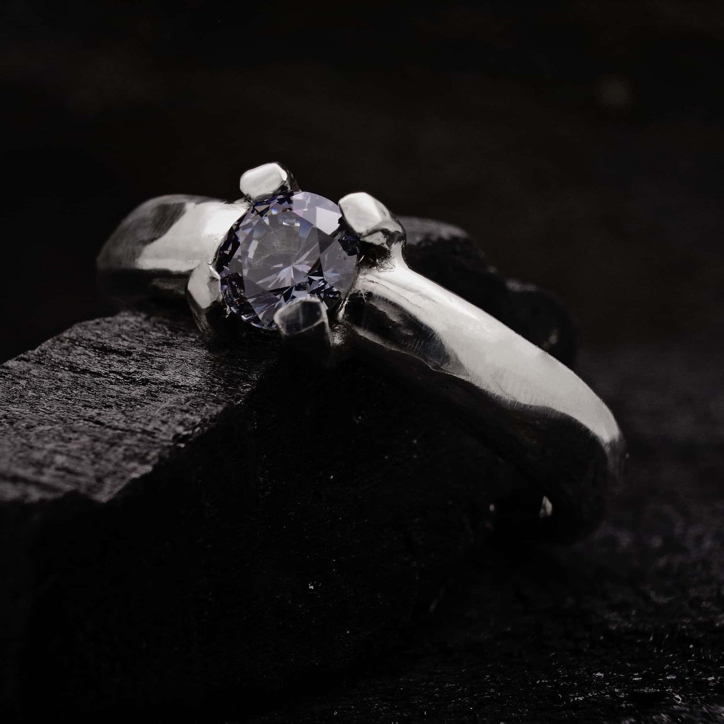 Anillo solitario artesanal de plata con circonita