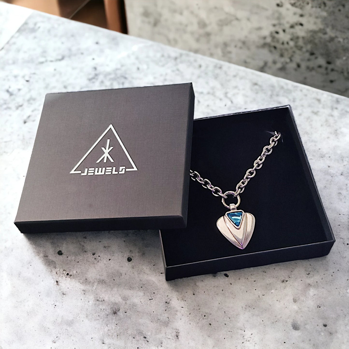 COLLAR ESLABONES GRANDES DE ACERO CON COLGANTE TRIANGULAR: modelo VENUS