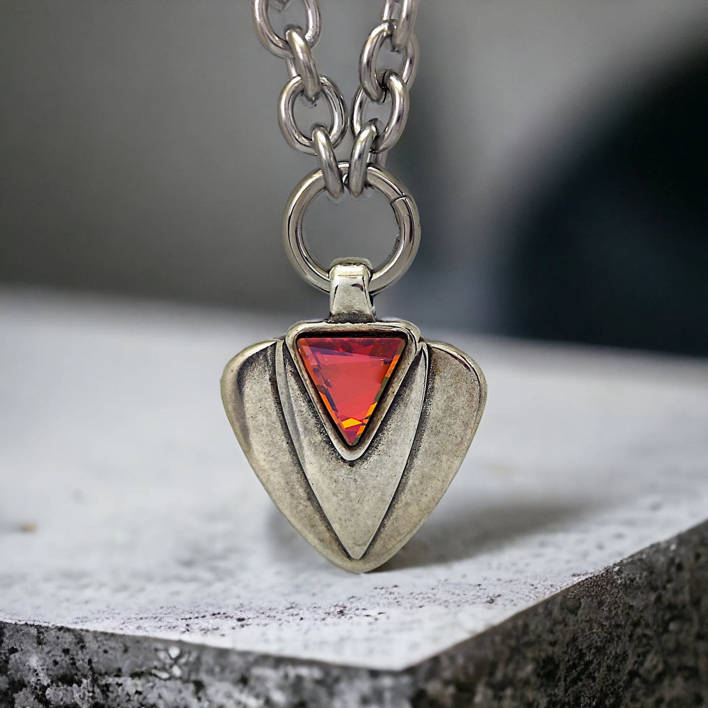 COLLAR ESLABONES GRANDES DE ACERO CON COLGANTE TRIANGULAR: modelo VENUS